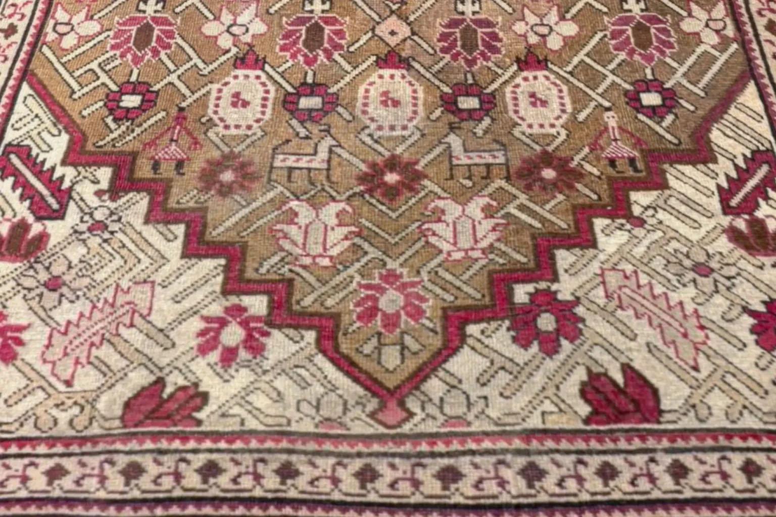 Petit tapis russe Karabagh datant d'environ 1910 - Laine ivoire rouge taupe 72494 Excellent état - En vente à Dallas, TX