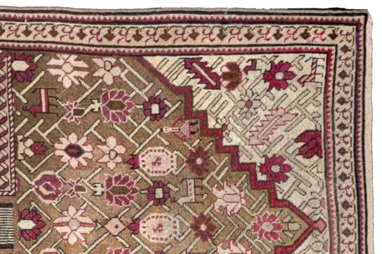 20ième siècle Petit tapis russe Karabagh datant d'environ 1910 - Laine ivoire rouge taupe 72494 en vente