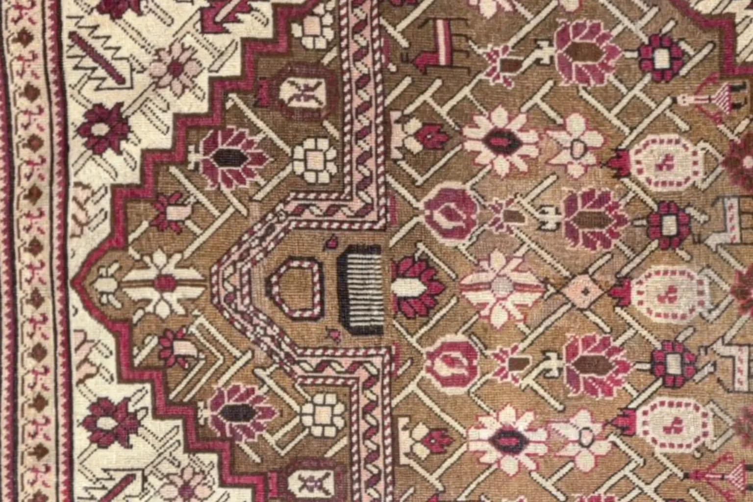 Petit tapis russe Karabagh datant d'environ 1910 - Laine ivoire rouge taupe 72494 en vente 1