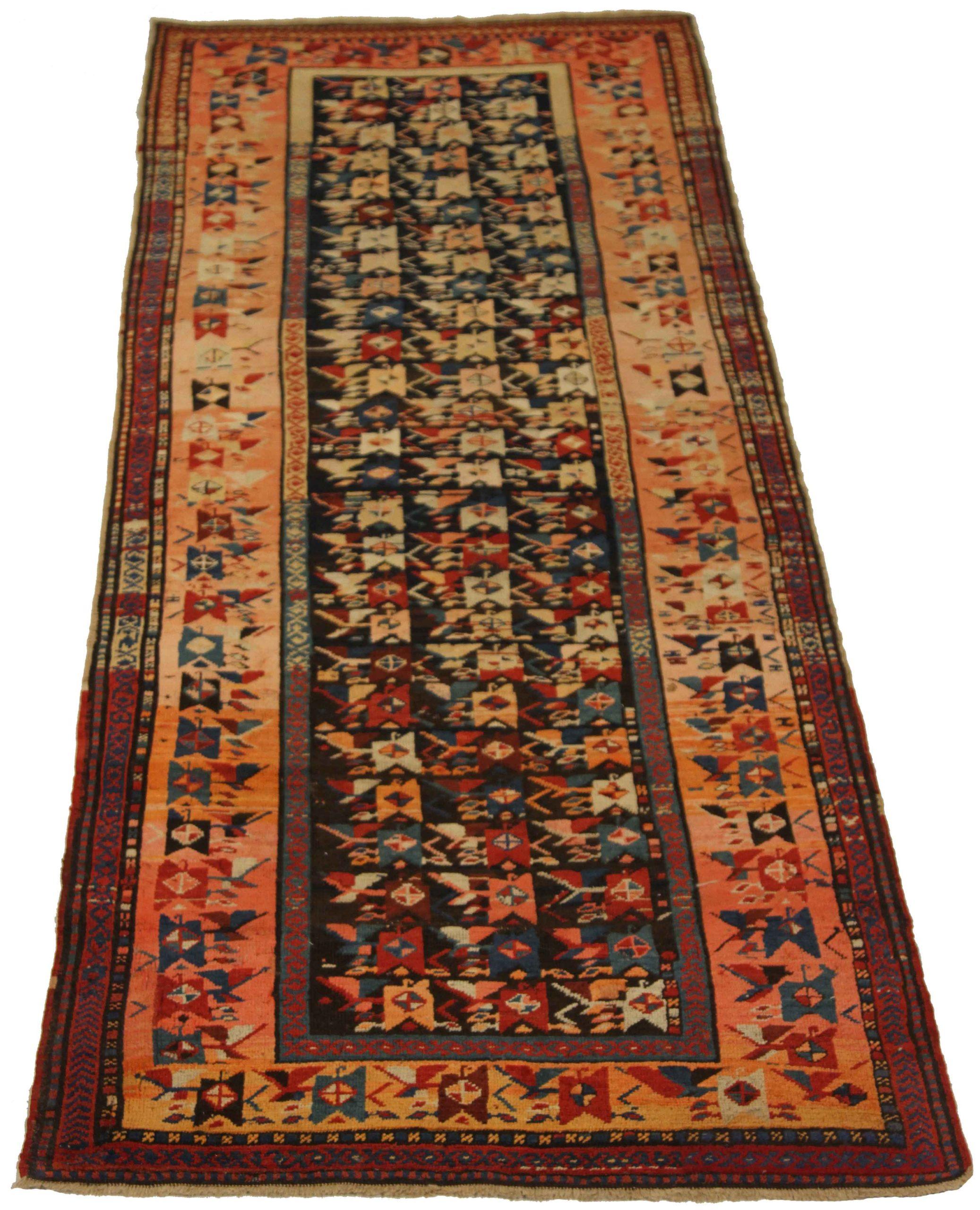 Entdecken Sie die Eleganz des russischen Karabagh mit dem kleinen Teppich von CIRCA 1910. Dieses exklusive Design aus Wolle und ElfenbeinMarineblauRosa ist perfekt, um Ihren Raum zu verschönern.