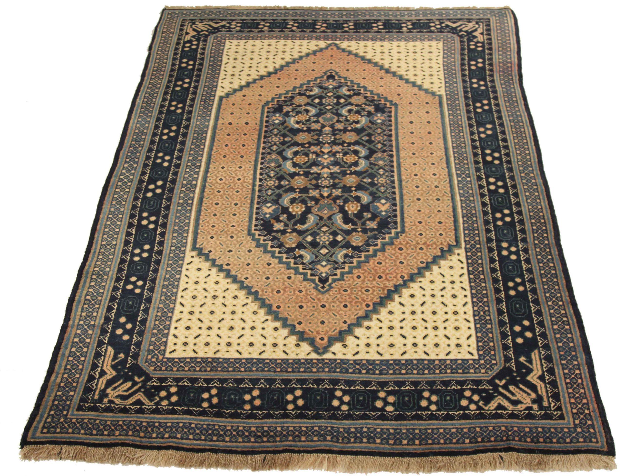 Entdecken Sie die Eleganz des russischen Karabagh mit dem kleinen Teppich von CIRCA 1910. Dieses exklusive Design aus Wolle und ElfenbeinMarineblauRosa ist perfekt, um Ihren Raum zu verschönern.
