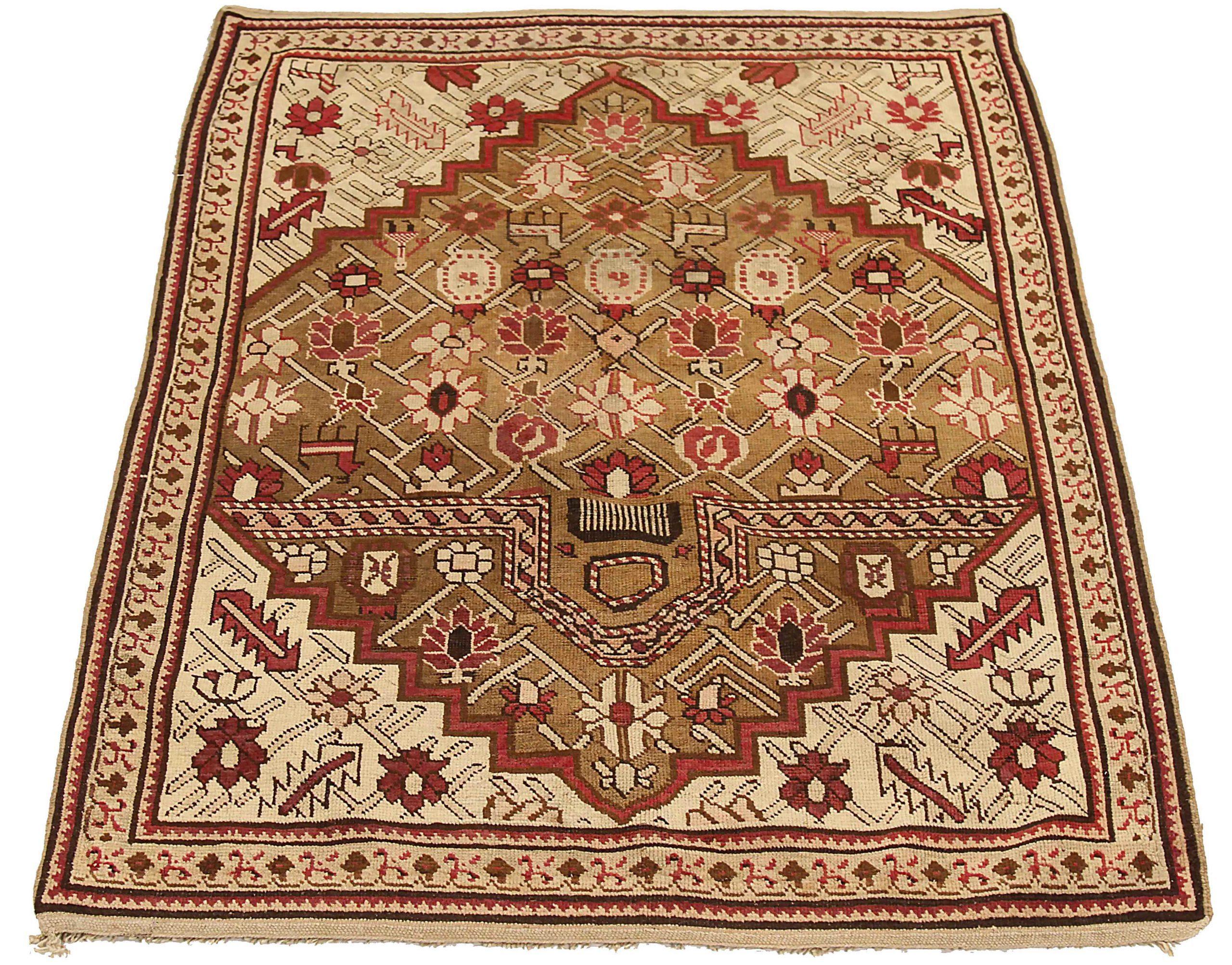 Entdecken Sie die Eleganz des russischen Karabagh mit dem kleinen Teppich von CIRCA 1910. Dieses exklusive Design aus Wolle und IvoryRedTaupe ist perfekt, um Ihren Raum zu verschönern.