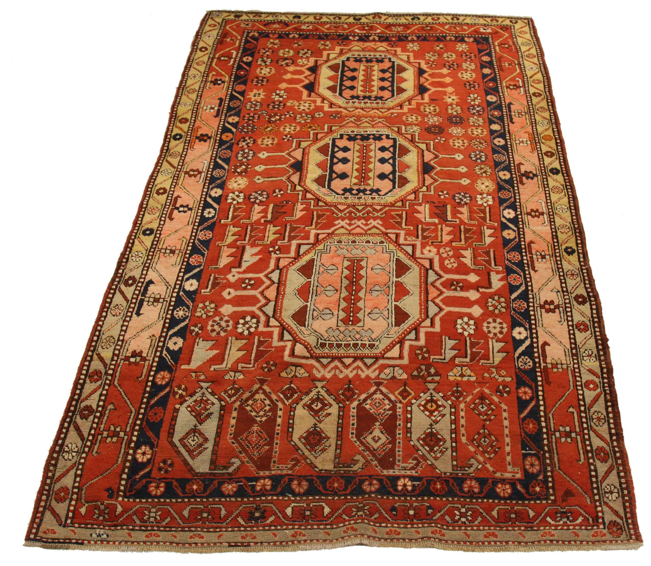 Entdecken Sie die Eleganz des russischen Karabagh mit dem kleinen Teppich von CIRCA 1910. Dieses exklusive Design aus Wolle und MarineblauRotGelb ist perfekt, um Ihren Raum zu verschönern.