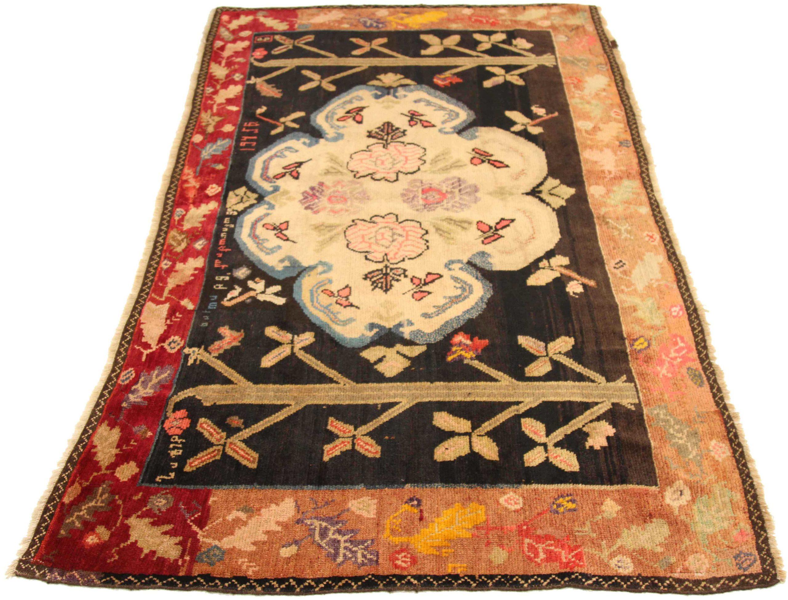 Entdecken Sie die Eleganz des russischen Karabagh mit dem kleinen Teppich von CIRCA 1940. Dieses exklusive Design aus Wolle und ElfenbeinMarineblauRot ist perfekt, um Ihren Raum zu verschönern.