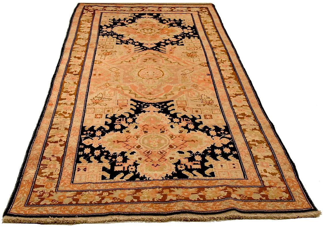 Découvrez l'élégance du Karabagh russe avec son petit tapis datant de 1990. Conçu avec de la laine et du BlackPinkRed, ce design exclusif est parfait pour mettre en valeur votre espace.