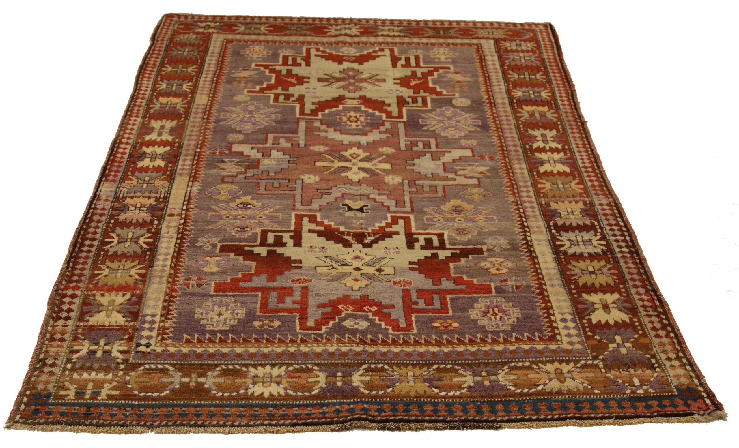 Découvrez l'élégance des tapis russes Kazak de Circa 1880. Conçu avec une attention méticuleuse aux détails, ce design exclusif est parfait pour mettre en valeur votre espace.