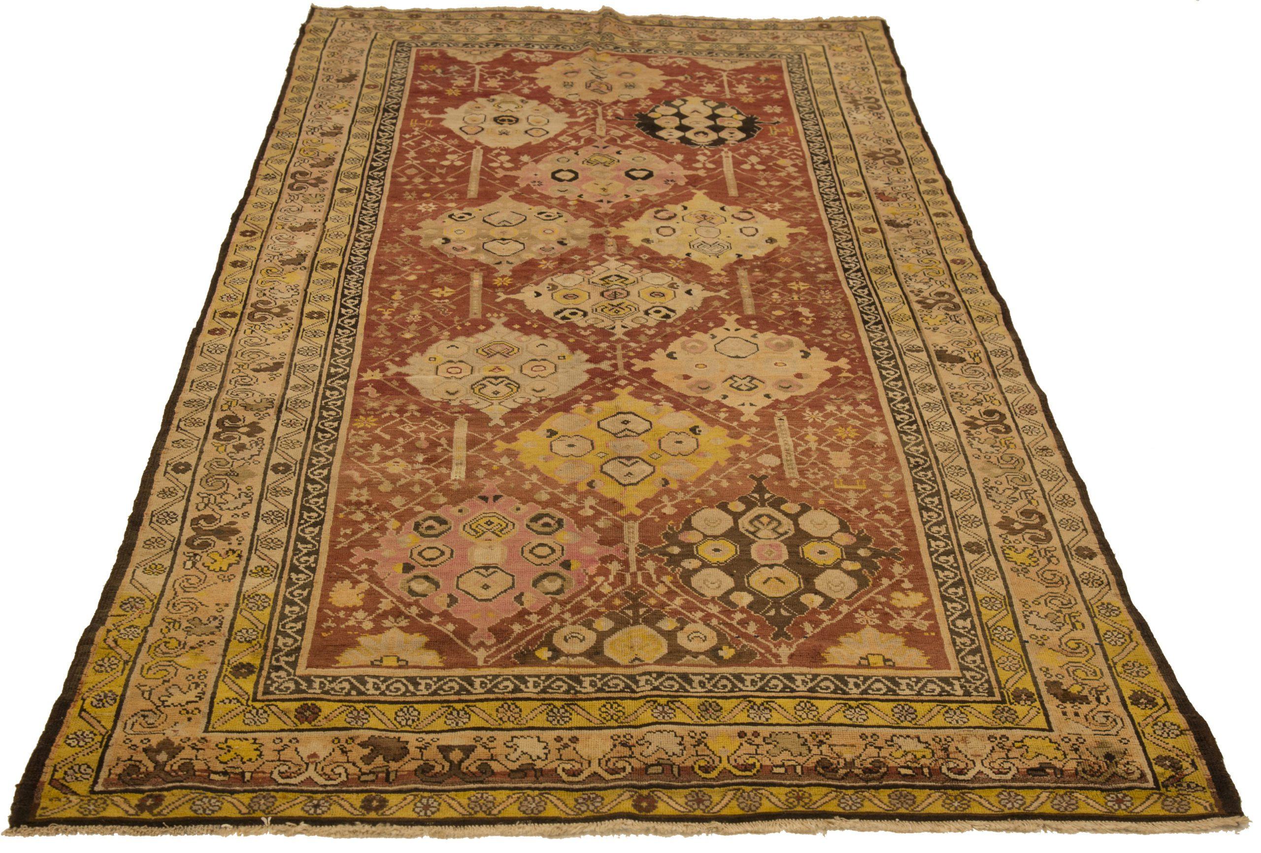 Découvrez l'élégance des tapis russes Kazak de Circa 1880. Conçu avec une attention méticuleuse aux détails, ce design exclusif est parfait pour mettre en valeur votre espace.