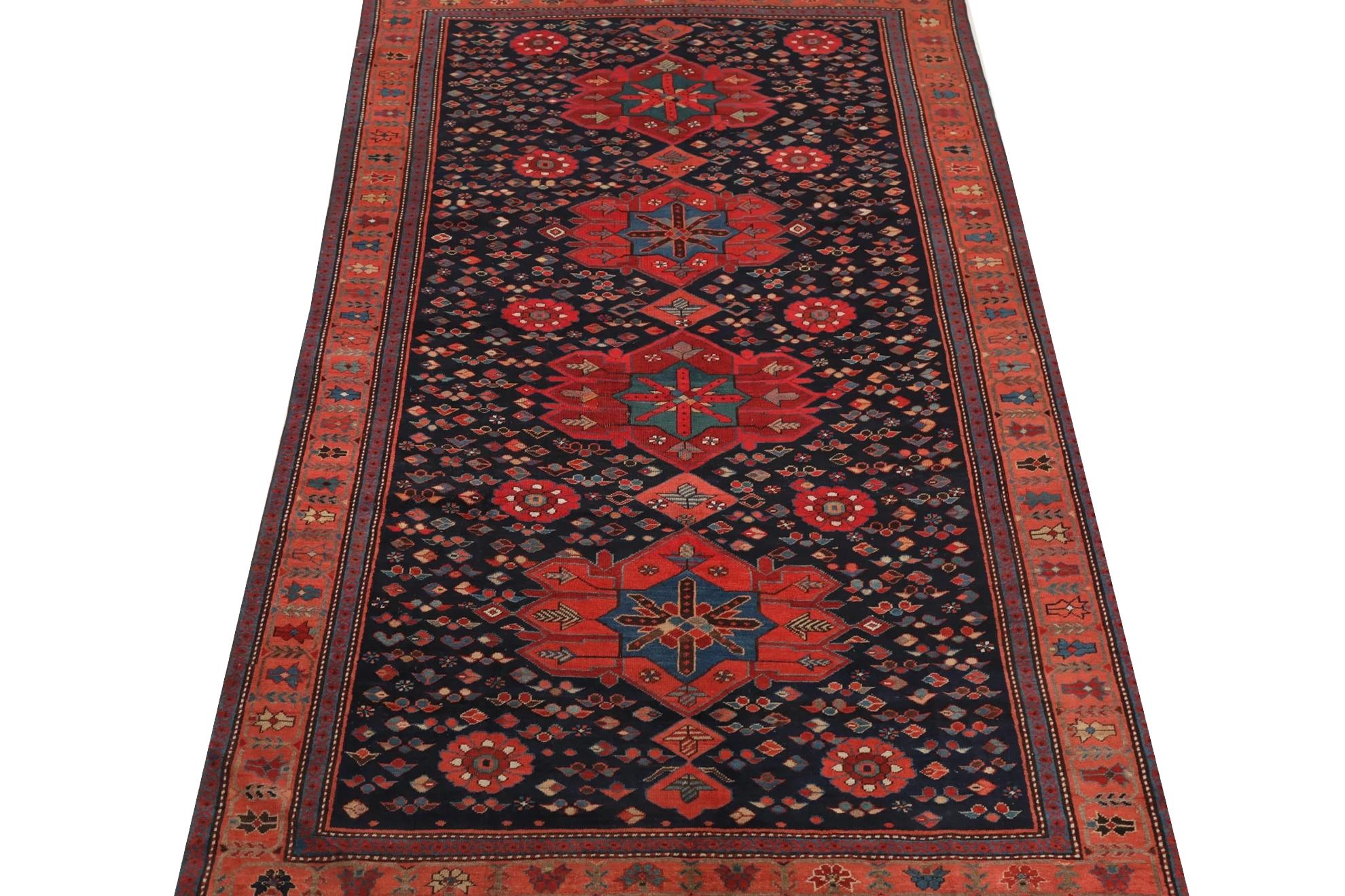Entdecken Sie die Eleganz des russischen Kazak mit seinen um 1910 gefertigten Flächenteppichen. Dieses exklusive Design aus Wolle und Schwarz-Blau-Rot ist perfekt, um Ihren Raum zu verschönern.