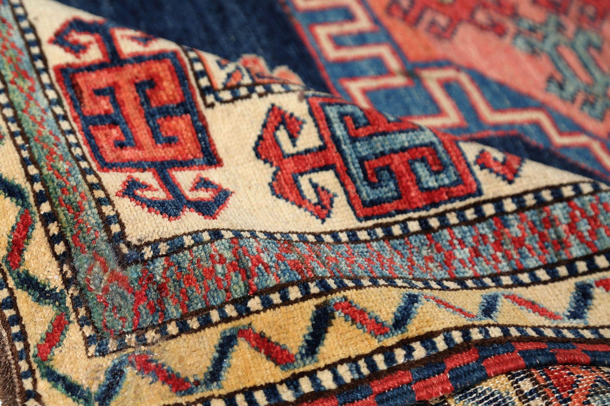 Scopri l'eleganza del Kazak russo con i tappeti di area CIRCA del 1940. Progettato con lana e nero-avorio-rosso-giallo, questo design esclusivo è perfetto per valorizzare il tuo spazio.