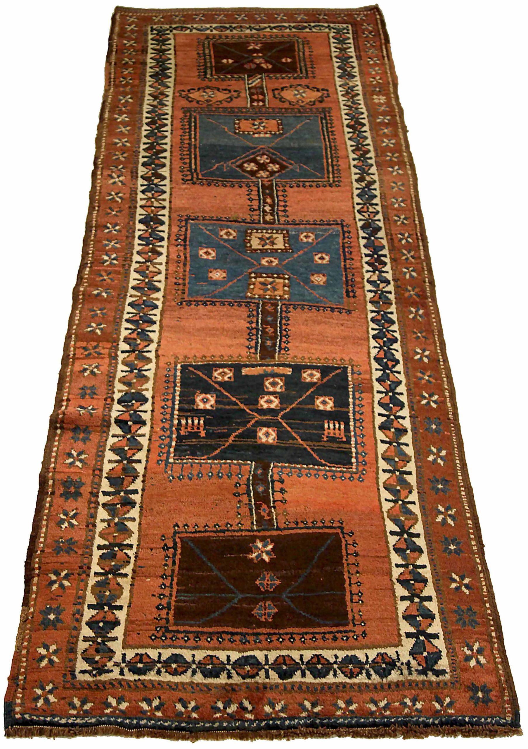 Entdecken Sie die Eleganz des russischen Kazak mit dem Läufer aus der Zeit um 1880. Dieses exklusive Design aus Wolle und Blau-Elfenbein-Rot ist perfekt, um Ihren Raum zu verschönern.