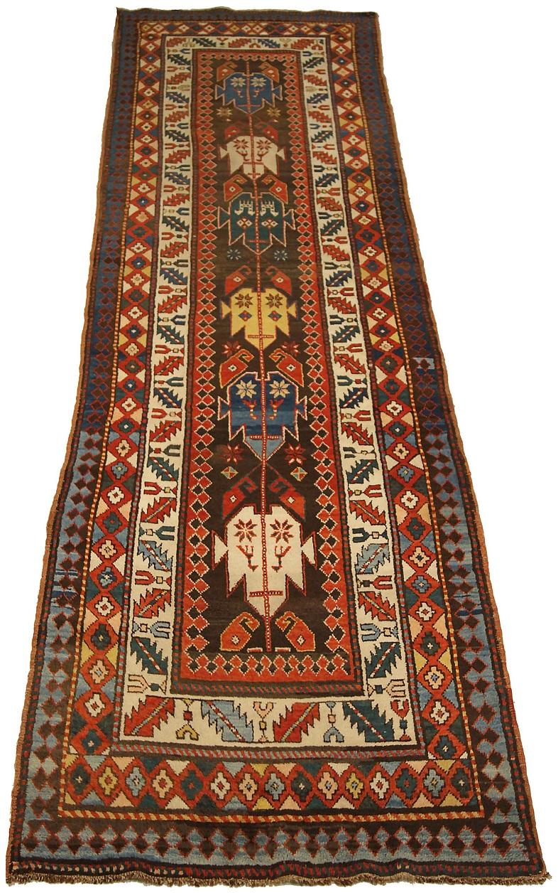 Entdecken Sie die Eleganz des russischen Kazak mit dem Läufer aus der Zeit um 1910. Dieses exklusive Design aus Wolle und Blau-Elfenbein-Rot-Gelb ist perfekt, um Ihren Raum zu verschönern.