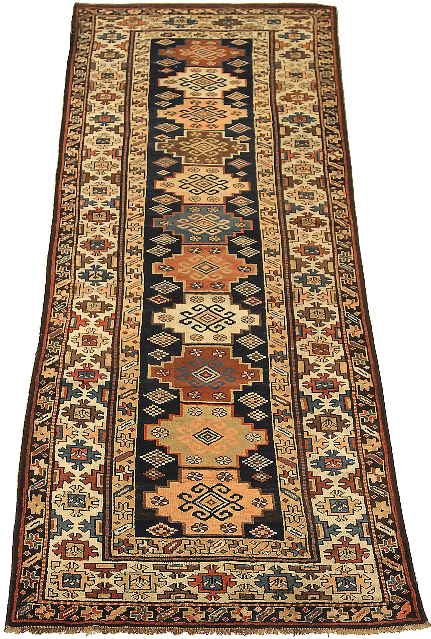 Entdecken Sie die Eleganz des russischen Kazak mit dem Läufer aus der Zeit um 1910. Dieses exklusive Design aus Wolle und ElfenbeinMarineblauRot ist perfekt, um Ihren Raum zu verschönern.