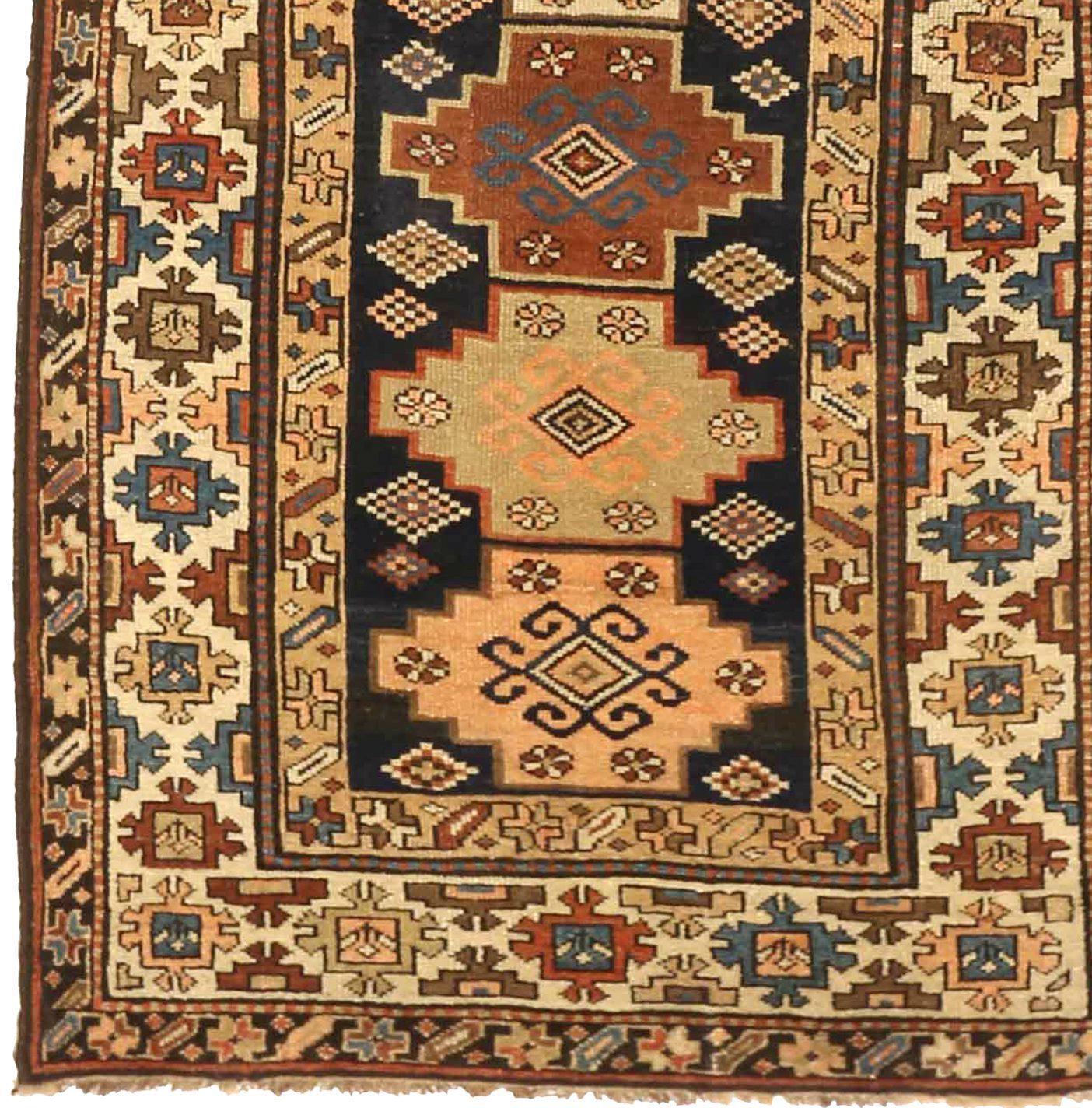 Russischer Kasach-Läufer Circa 1910 - Wolle Elfenbein Marineblau Rot 71504 im Zustand „Hervorragend“ im Angebot in Dallas, TX