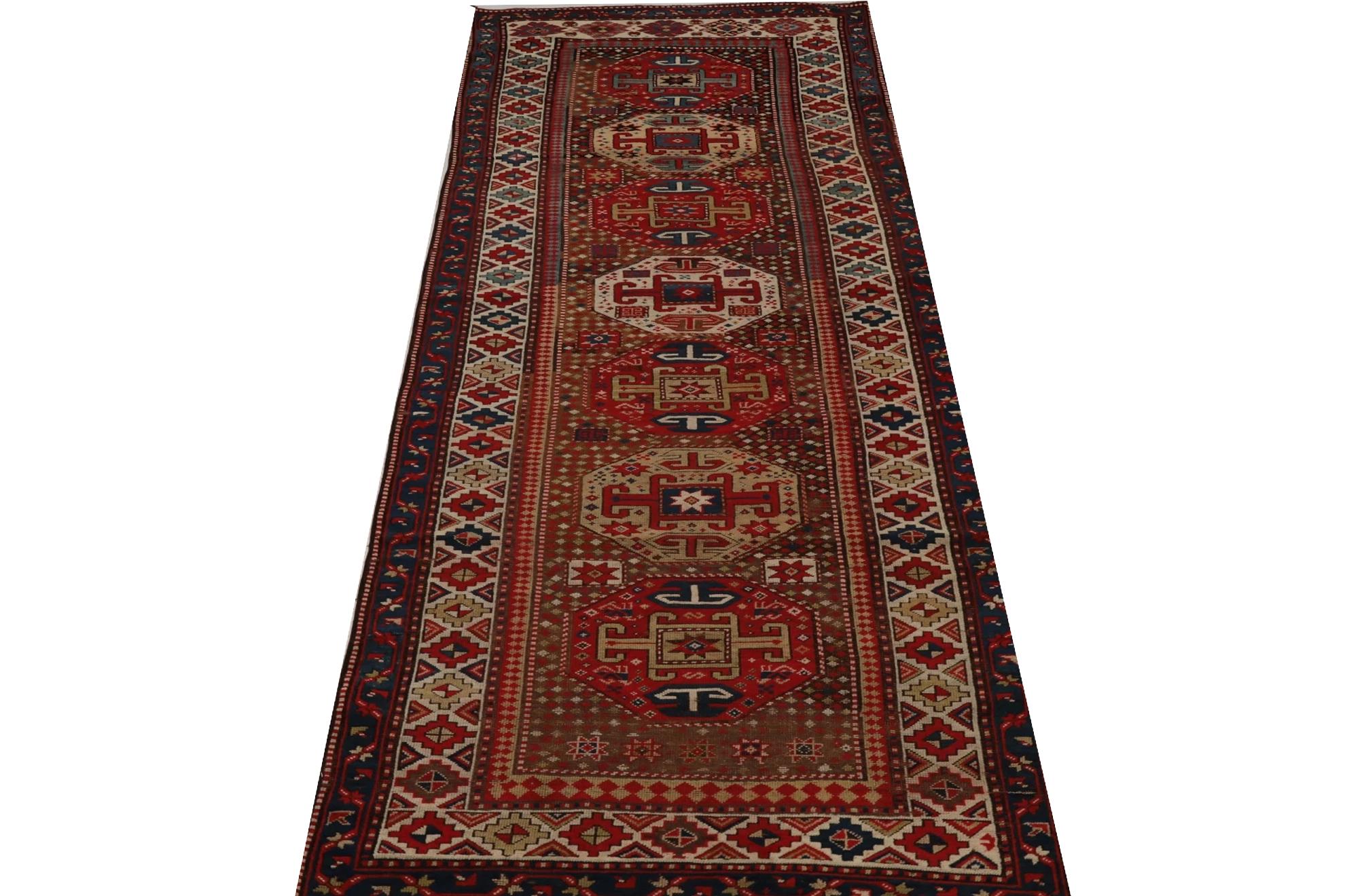 Entdecken Sie die Eleganz des russischen Kazak mit dem Läufer aus der Zeit um 1910. Dieses exklusive Design aus Wolle und ElfenbeinMarineblauRot ist perfekt, um Ihren Raum zu verschönern.