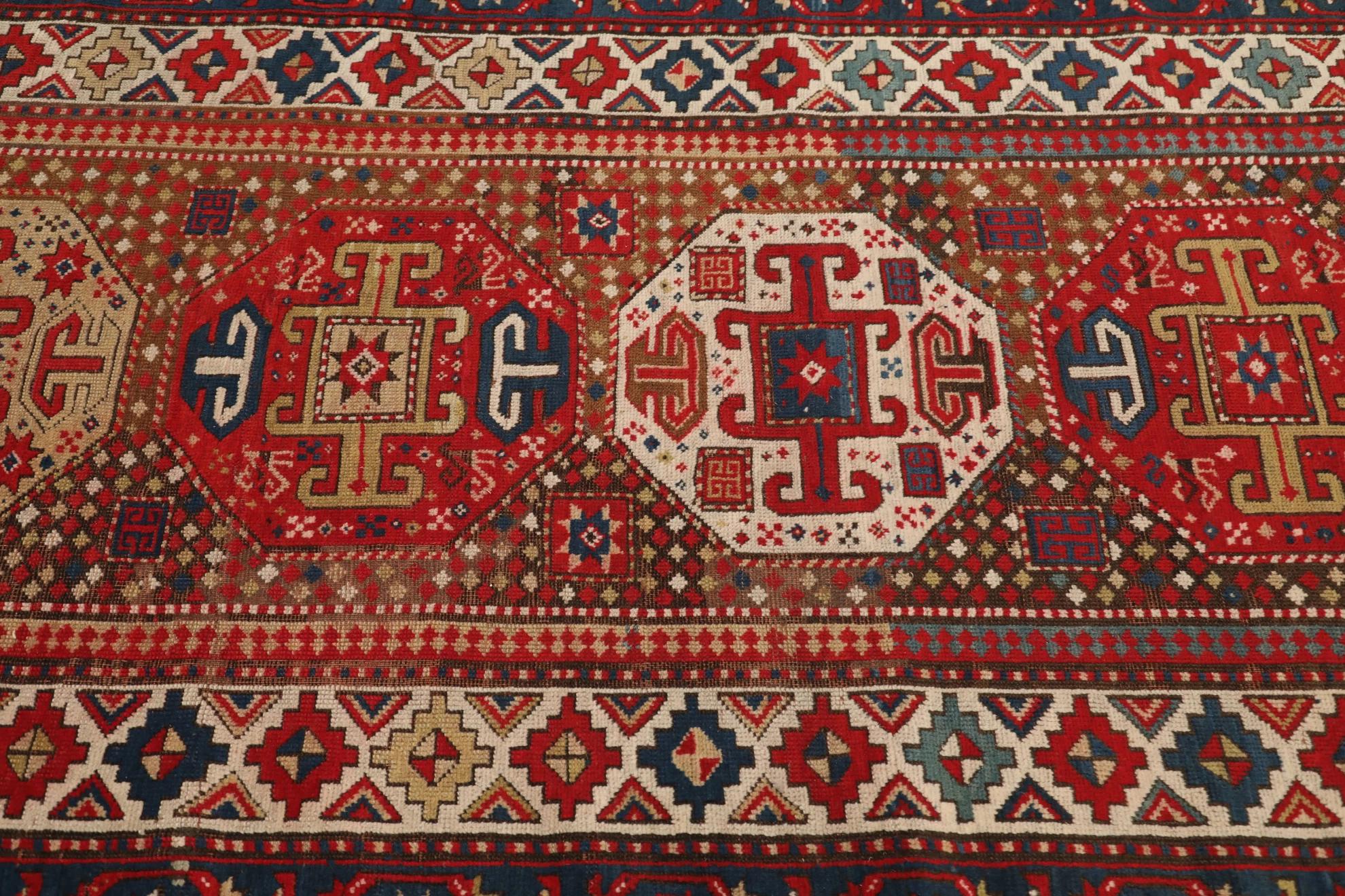 Russischer Kasachstan-Läufer Circa 1910 - Wolle Elfenbein Marineblau Rot Design - 99584 (Stammeskunst) im Angebot