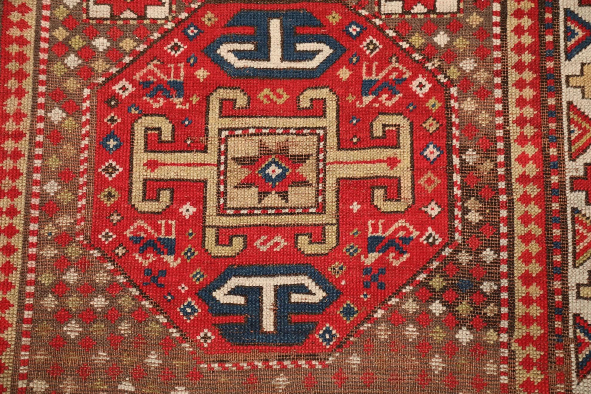Russischer Kasachstan-Läufer Circa 1910 - Wolle Elfenbein Marineblau Rot Design - 99584 (Pflanzlich gefärbt) im Angebot