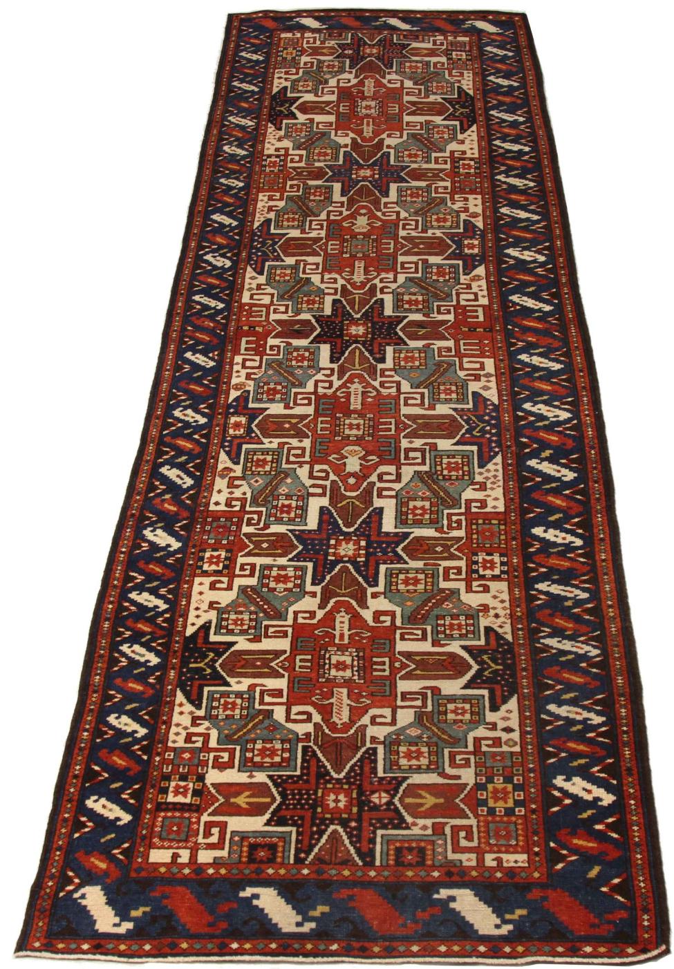 Découvrez l'élégance du tapis de course Kazak russe. Conçu avec une attention méticuleuse aux détails, ce design exclusif est parfait pour mettre en valeur votre espace.