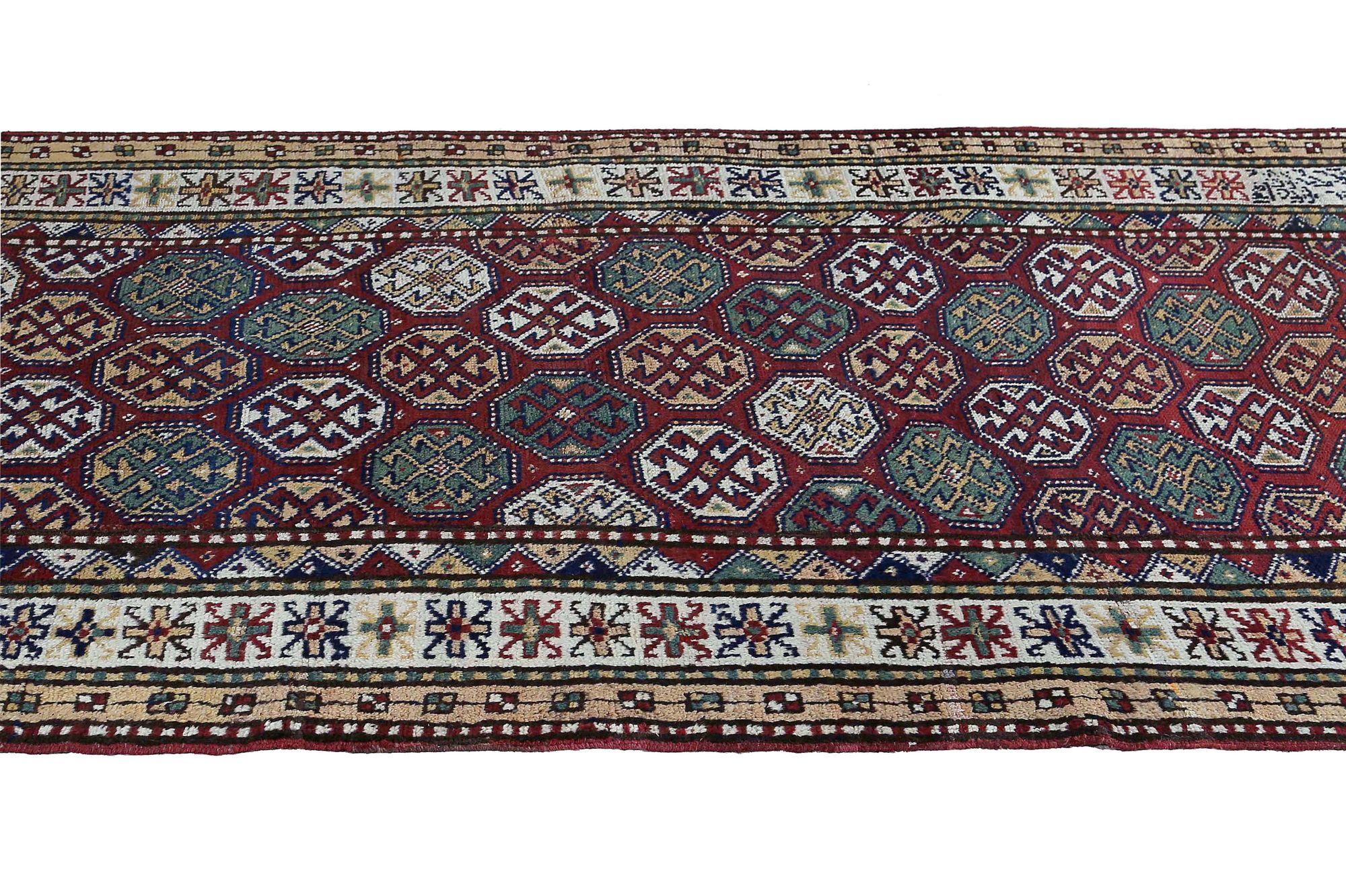 Entdecken Sie die Eleganz des russischen Kazak mit dem Läufer aus der Zeit um 1910. Dieses exklusive Design aus Wolle und Blau-Elfenbein-Rot ist perfekt, um Ihren Raum zu verschönern.