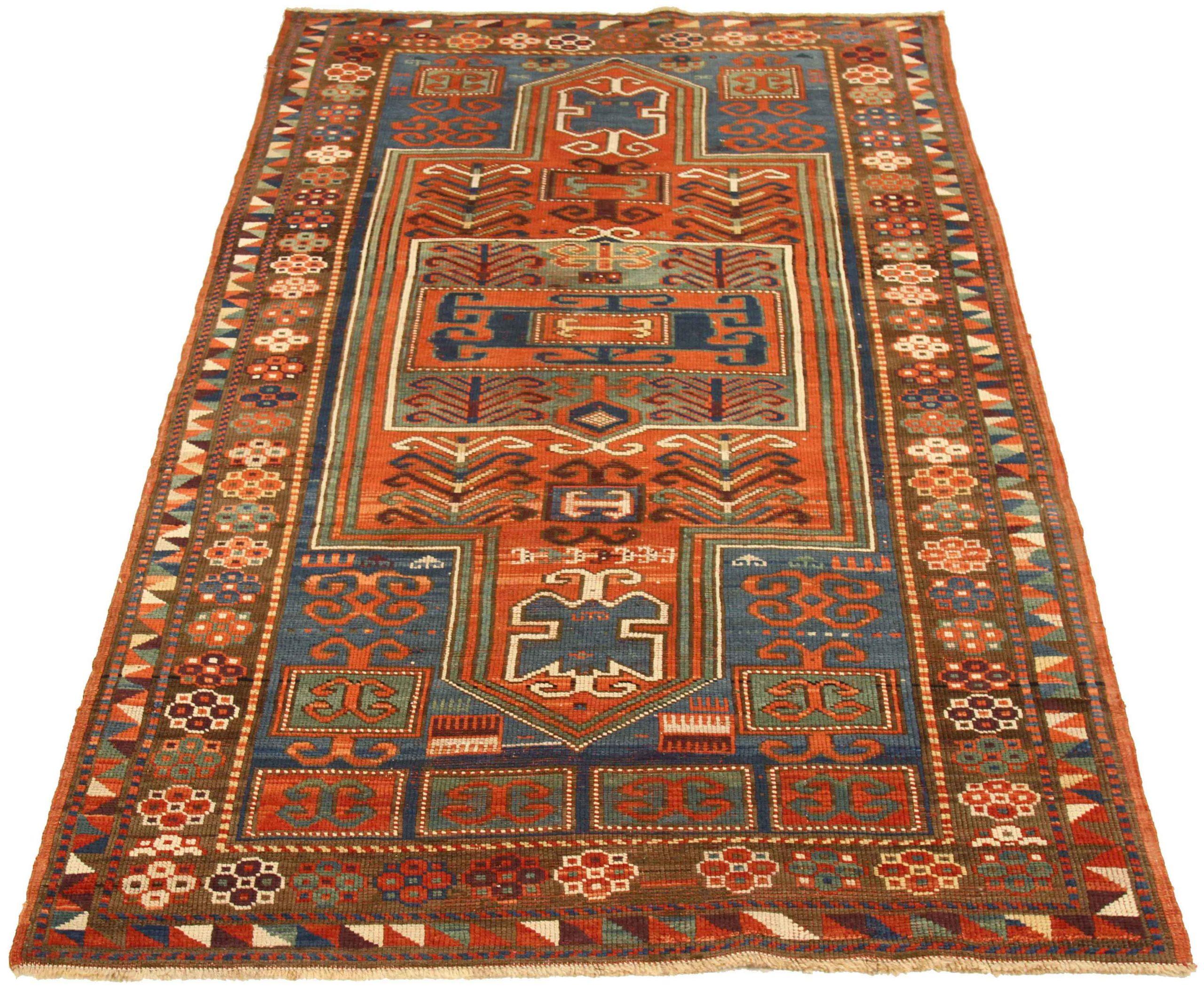 Descubre la elegancia de la Alfombra Pequeña Kazak Rusa de Circa 1880. Diseñado con Lana y AzulMarfilRojo, este diseño exclusivo es perfecto para realzar tu espacio.