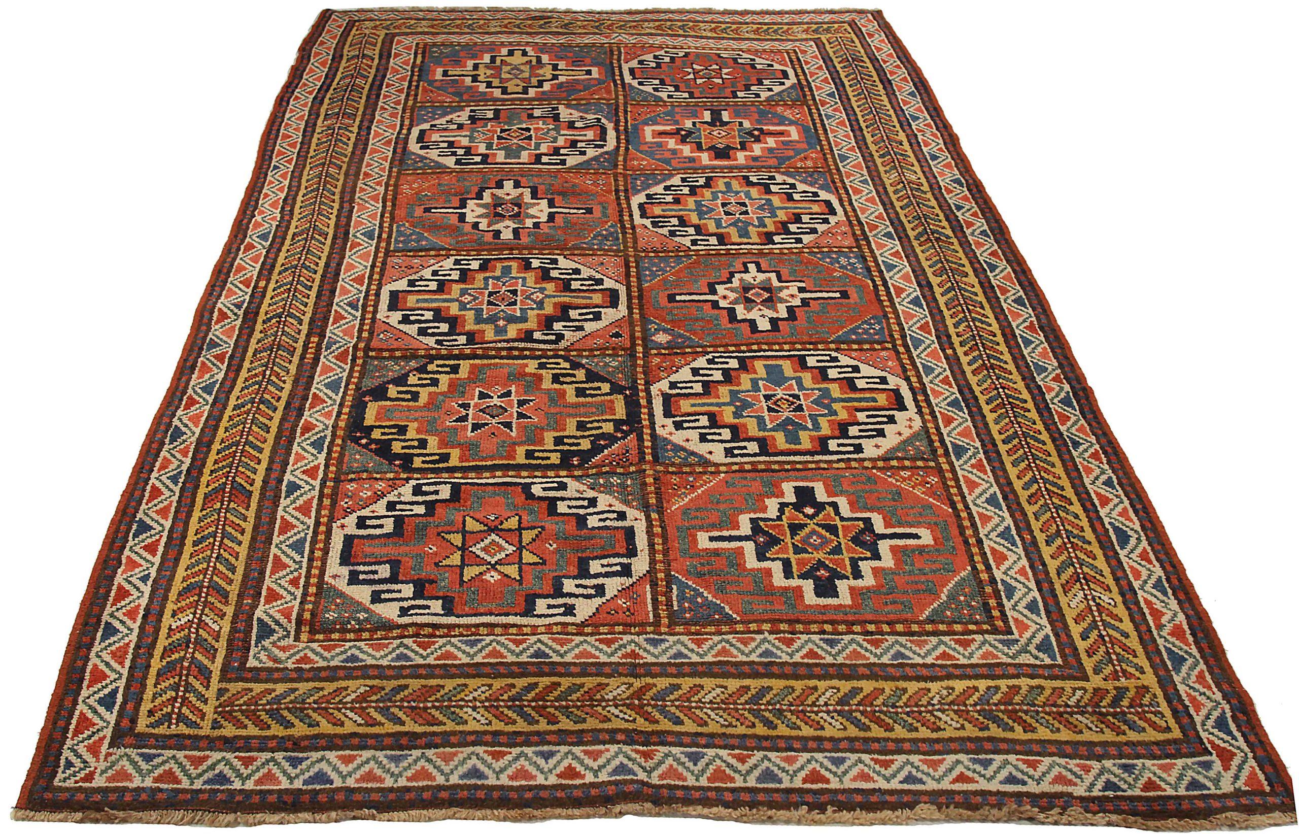 Entdecken Sie die Eleganz des russischen Kazak mit dem kleinen Teppich von CIRCA 1910. Dieses exklusive Design aus Wolle und BlauRotGelb ist perfekt, um Ihren Raum zu verschönern.
