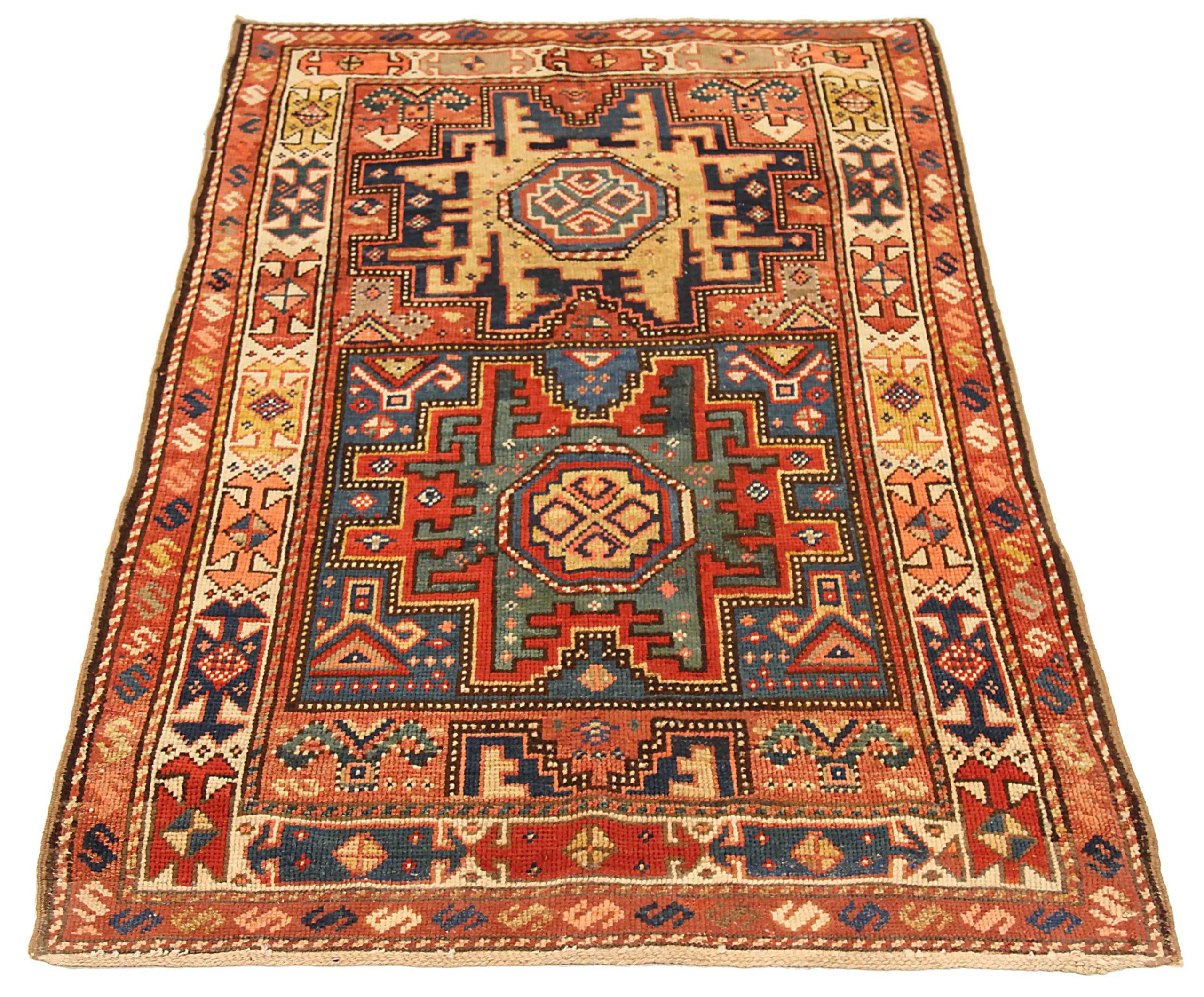 Entdecken Sie die Eleganz des russischen Kazak mit dem kleinen Teppich von CIRCA 1910. Dieses exklusive Design aus Wolle und BlauRotGelb ist perfekt, um Ihren Raum zu verschönern.