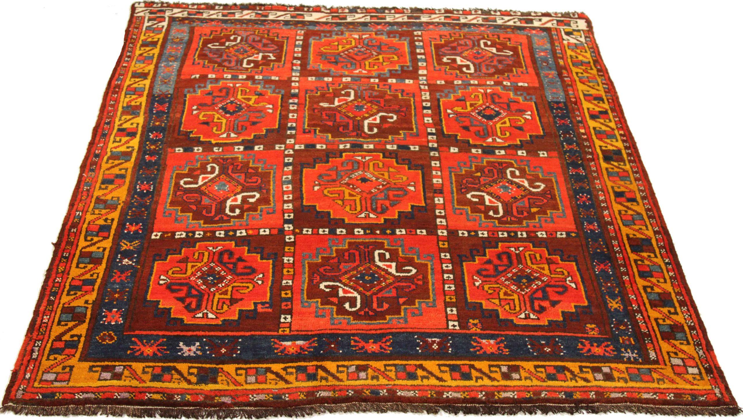 Entdecken Sie die Eleganz des russischen Kazak mit dem kleinen Teppich von CIRCA 1910. Dieses exklusive Design aus Wolle und BraunRotGelb ist perfekt, um Ihren Raum zu verschönern.