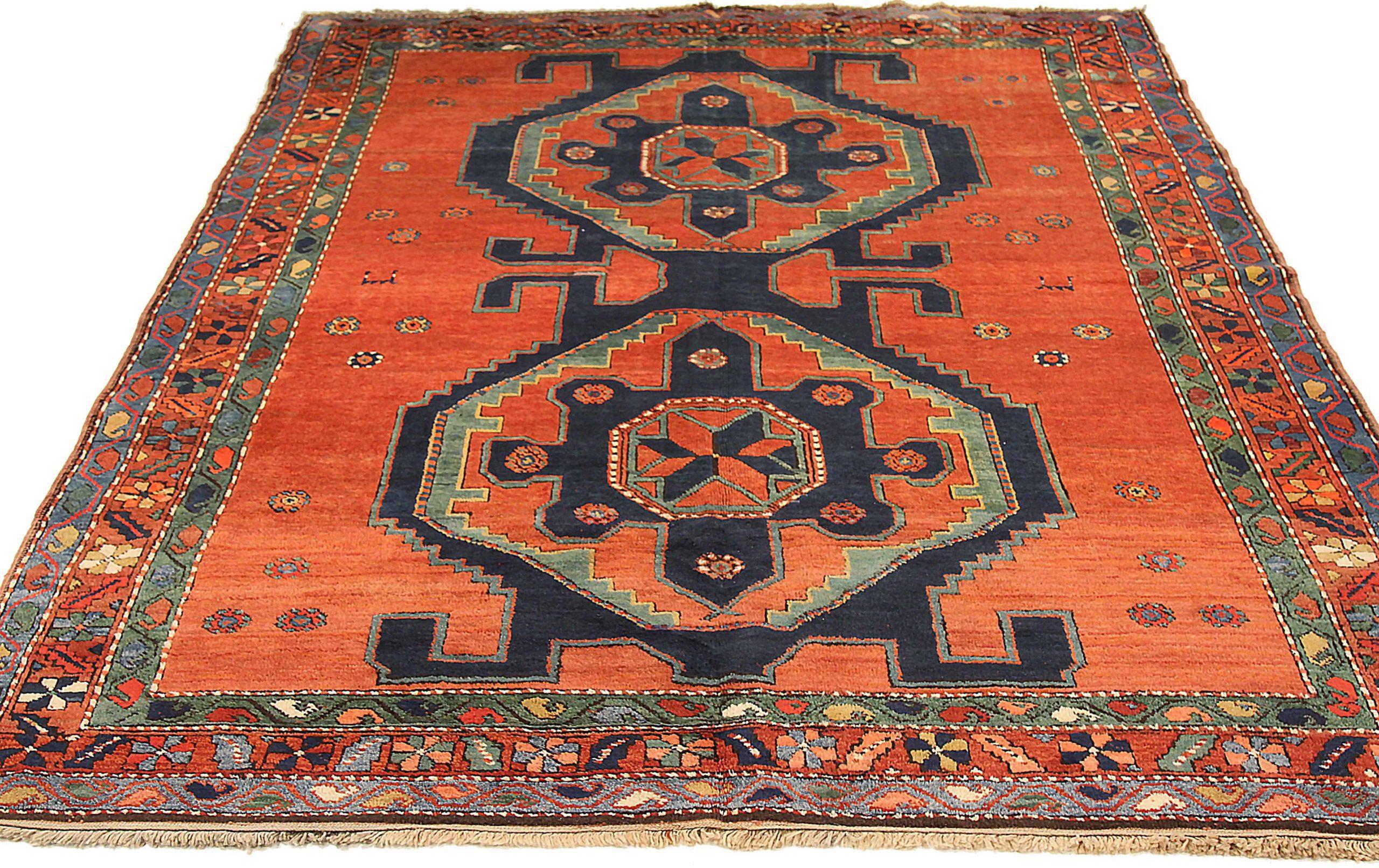 Descubre la elegancia de la Alfombra Pequeña Kazak Rusa de Circa 1910. Diseñado con Lana y VerdeAzul MarinoRojo, este diseño exclusivo es perfecto para realzar tu espacio.