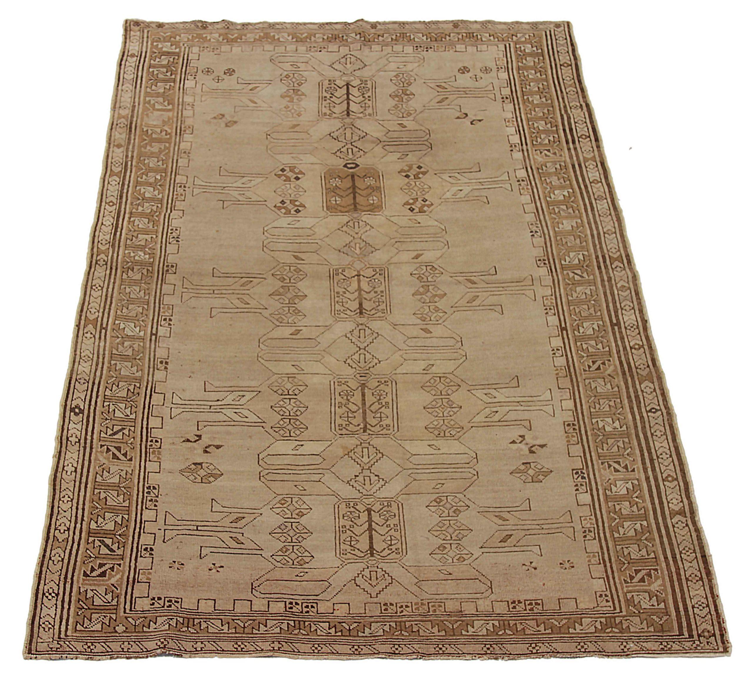 Entdecken Sie die Eleganz des russischen Kazak mit dem kleinen Teppich von CIRCA 1910. Dieses exklusive Design aus Wolle und IvoryTaupe ist perfekt, um Ihren Raum zu verschönern.
