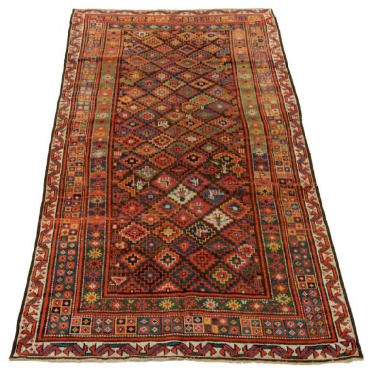 Entdecken Sie die Eleganz des russischen Kazak mit dem kleinen Teppich von CIRCA 1880. Dieses exklusive Design aus Wolle und BraunGrünRotGelb ist perfekt, um Ihren Raum zu verschönern.
