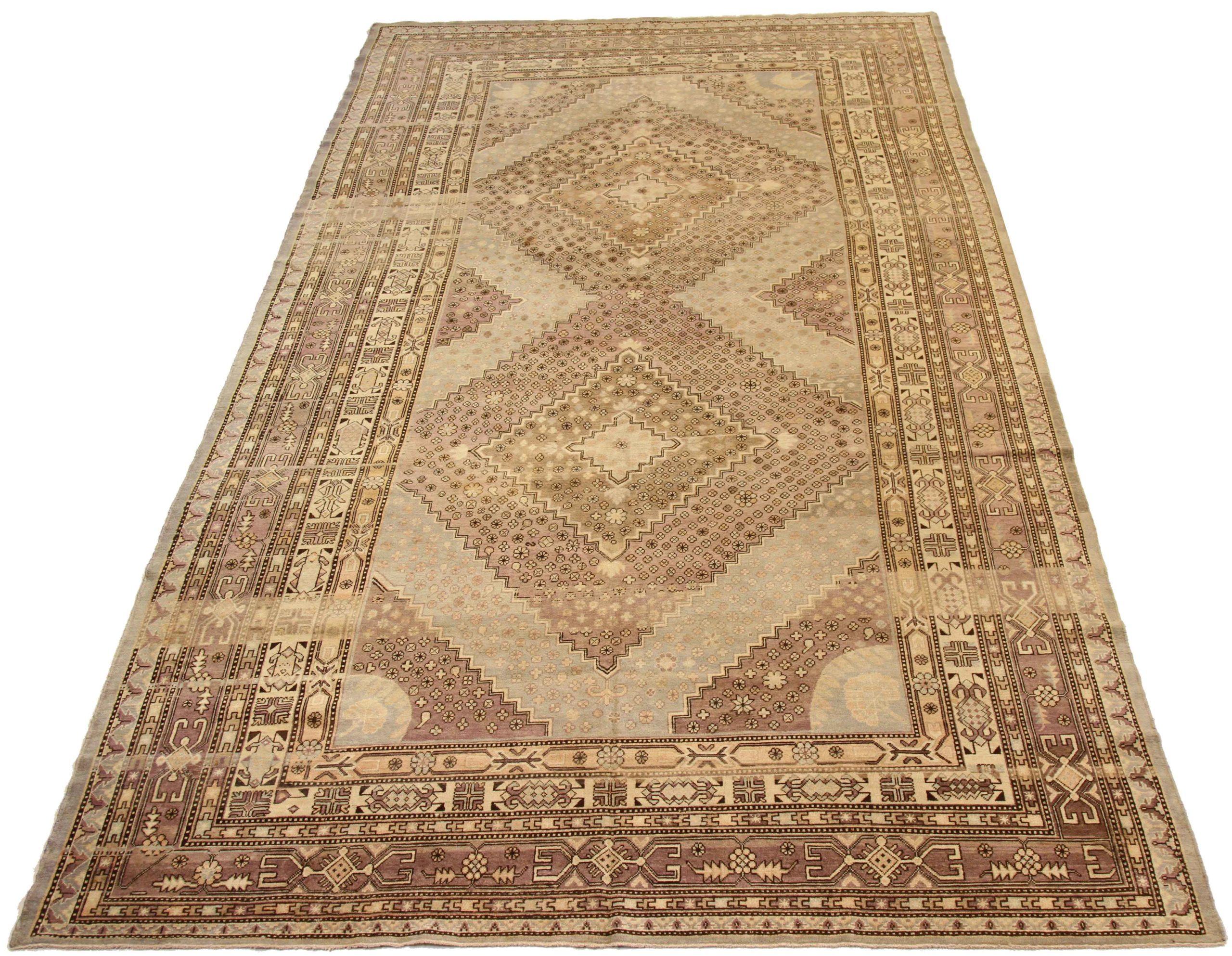 Scopri l'eleganza dei tappeti russi di Khotan con caratteristiche di CIRCA 1880. Progettato con una meticolosa attenzione ai dettagli, questo design esclusivo è perfetto per valorizzare il tuo spazio.