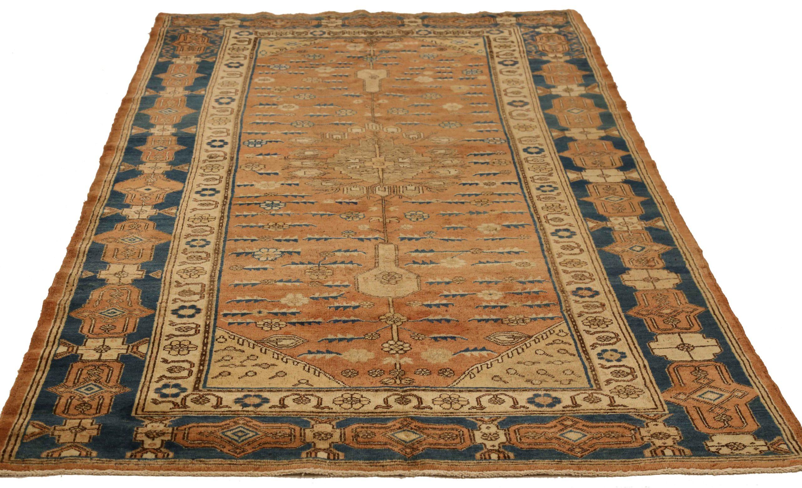 Entdecken Sie die Eleganz des russischen Khotan mit Teppichen um 1880. Dieses exklusive Design, das mit viel Liebe zum Detail entworfen wurde, ist perfekt, um Ihren Raum zu verschönern.