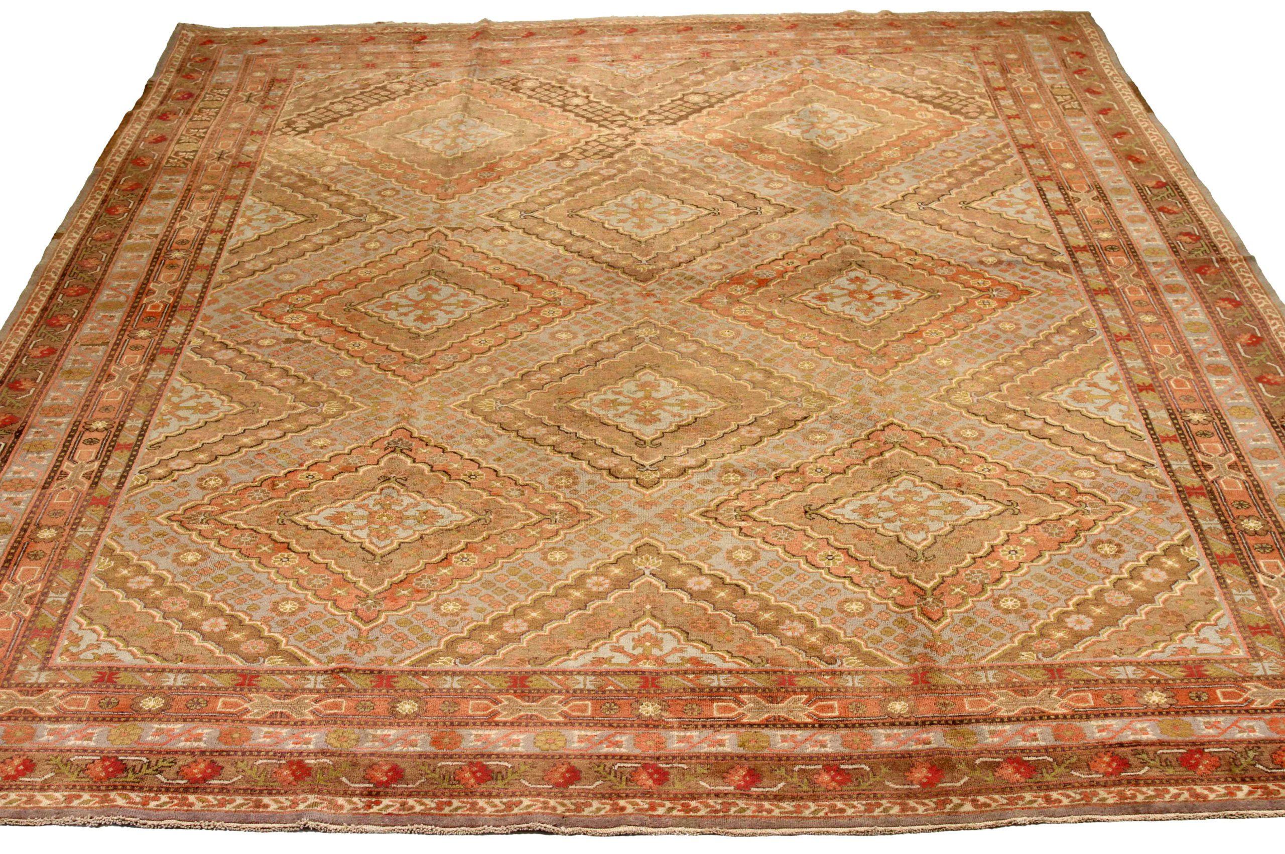 Entdecken Sie die Eleganz des russischen Khotan mit Teppichen um 1880. Dieses exklusive Design, das mit viel Liebe zum Detail entworfen wurde, ist perfekt, um Ihren Raum zu verschönern.