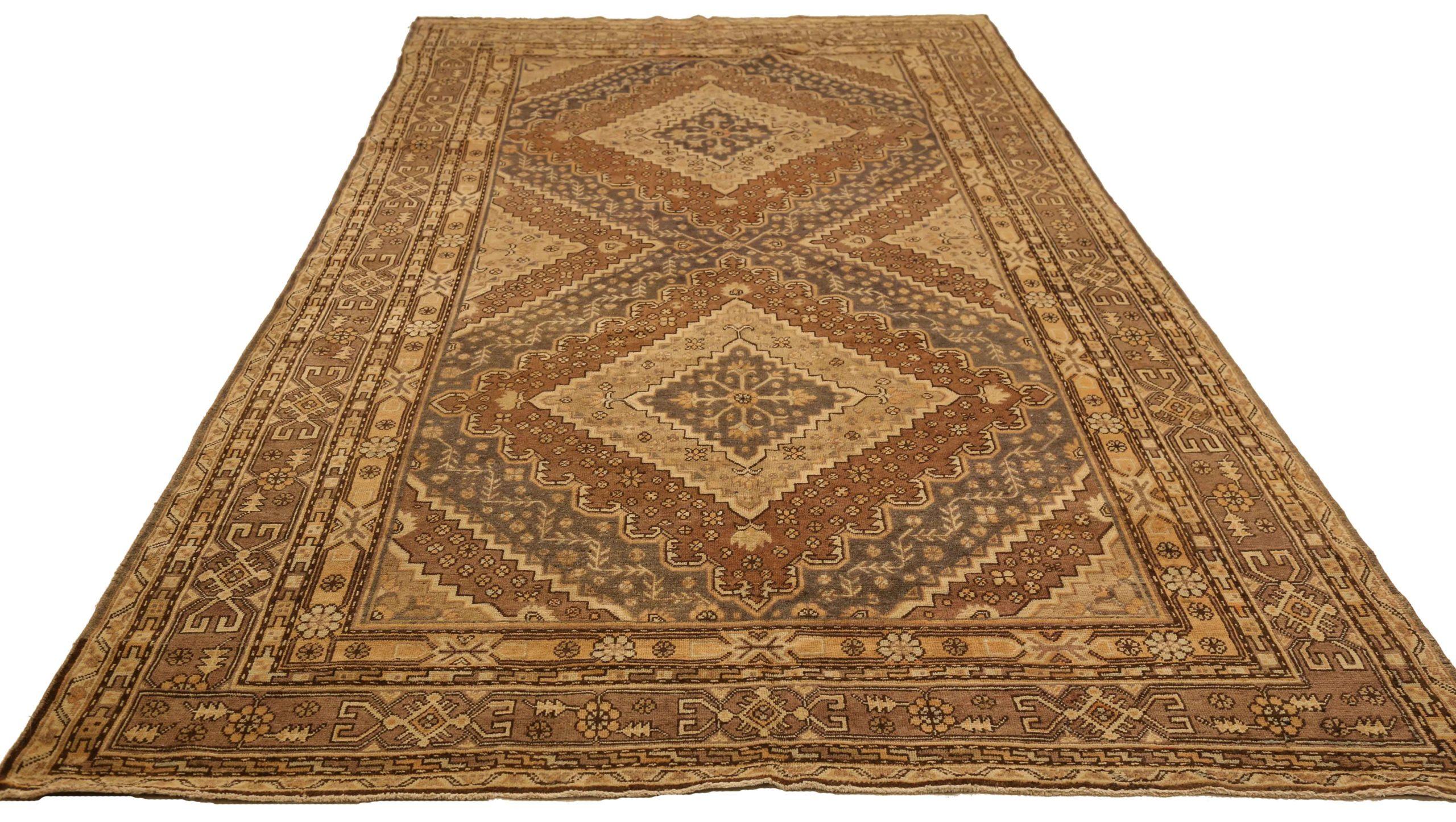 Entdecken Sie die Eleganz des russischen Khotan mit Teppichen um 1880. Dieses exklusive Design, das mit viel Liebe zum Detail entworfen wurde, ist perfekt, um Ihren Raum zu verschönern.