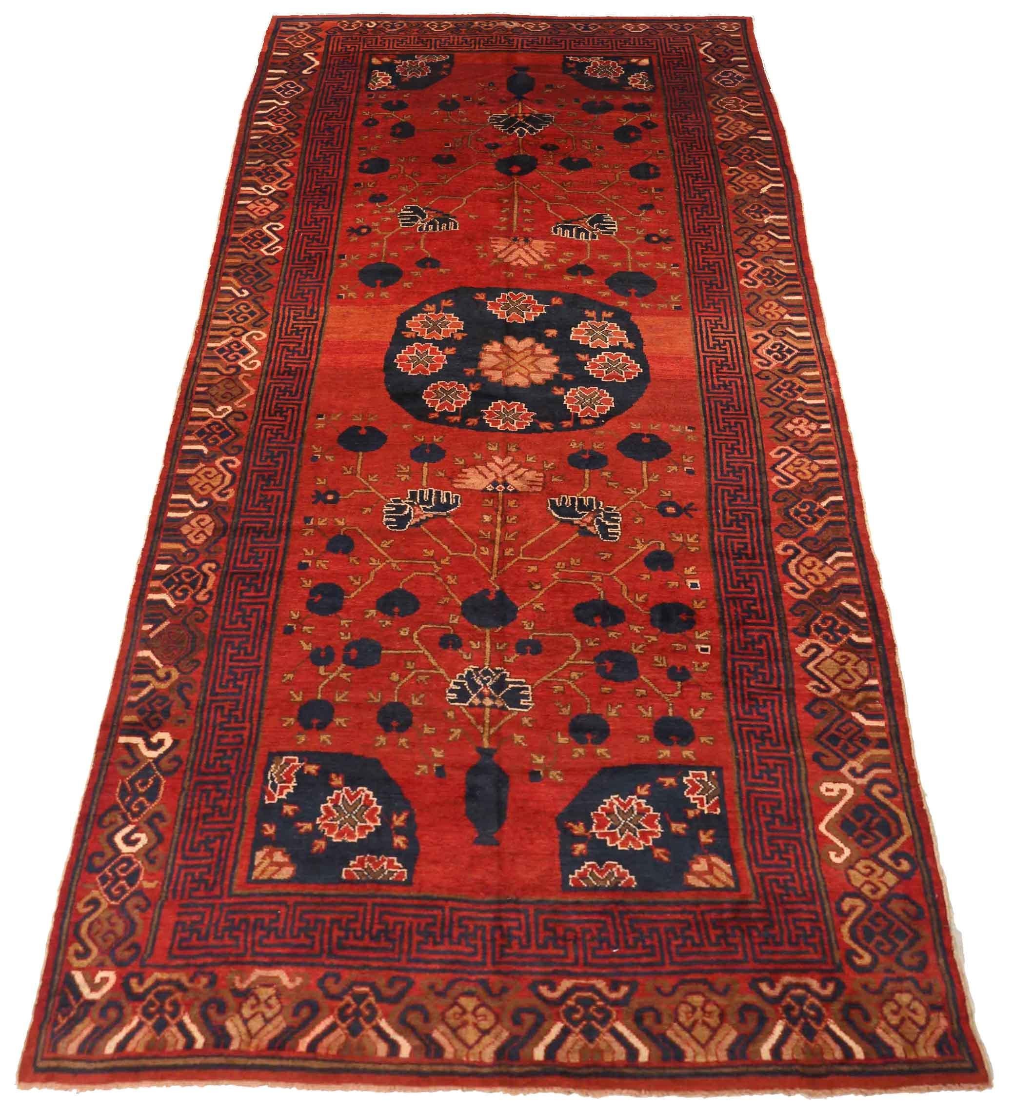 Découvrez l'élégance du Khotan russe présentant des tapis de zone datant de 1880 environ. Conçu avec de la laine et du BlackRed, ce design exclusif est parfait pour mettre en valeur votre espace.