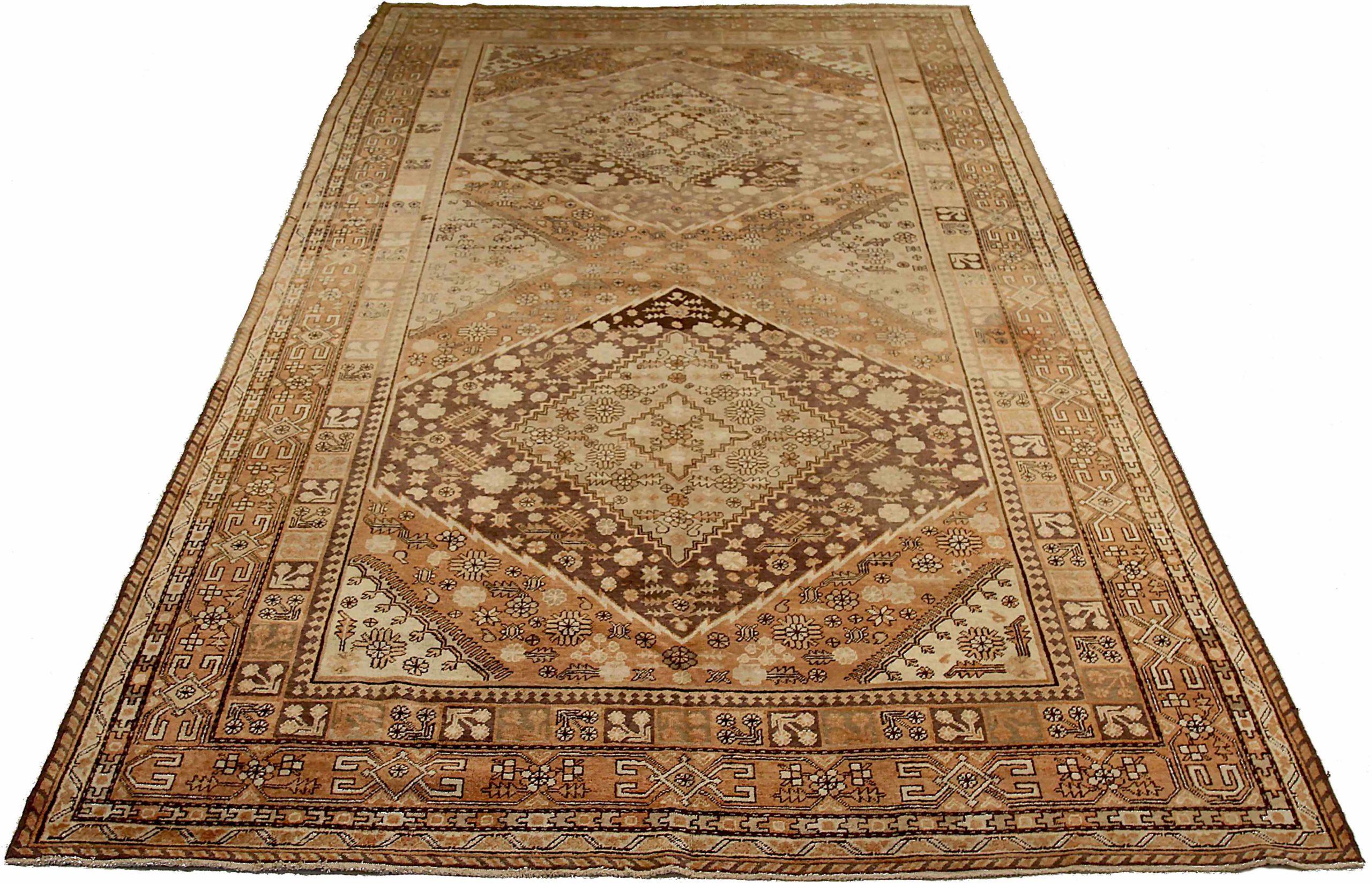 Découvrez l'élégance du Khotan russe présentant des tapis de zone datant de 1880 environ. Conçu avec de la laine et du BrownIvoryOrange, ce design exclusif est parfait pour mettre en valeur votre espace.