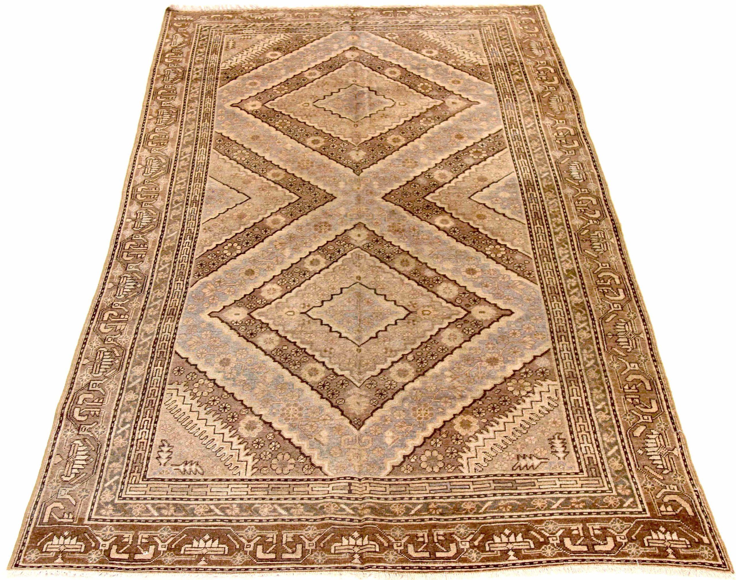 Descubre la elegancia de las alfombras rusas Khotan de Circa 1880. Diseñado con lana y marrón-marfil- topo, este diseño exclusivo es perfecto para realzar tu espacio.