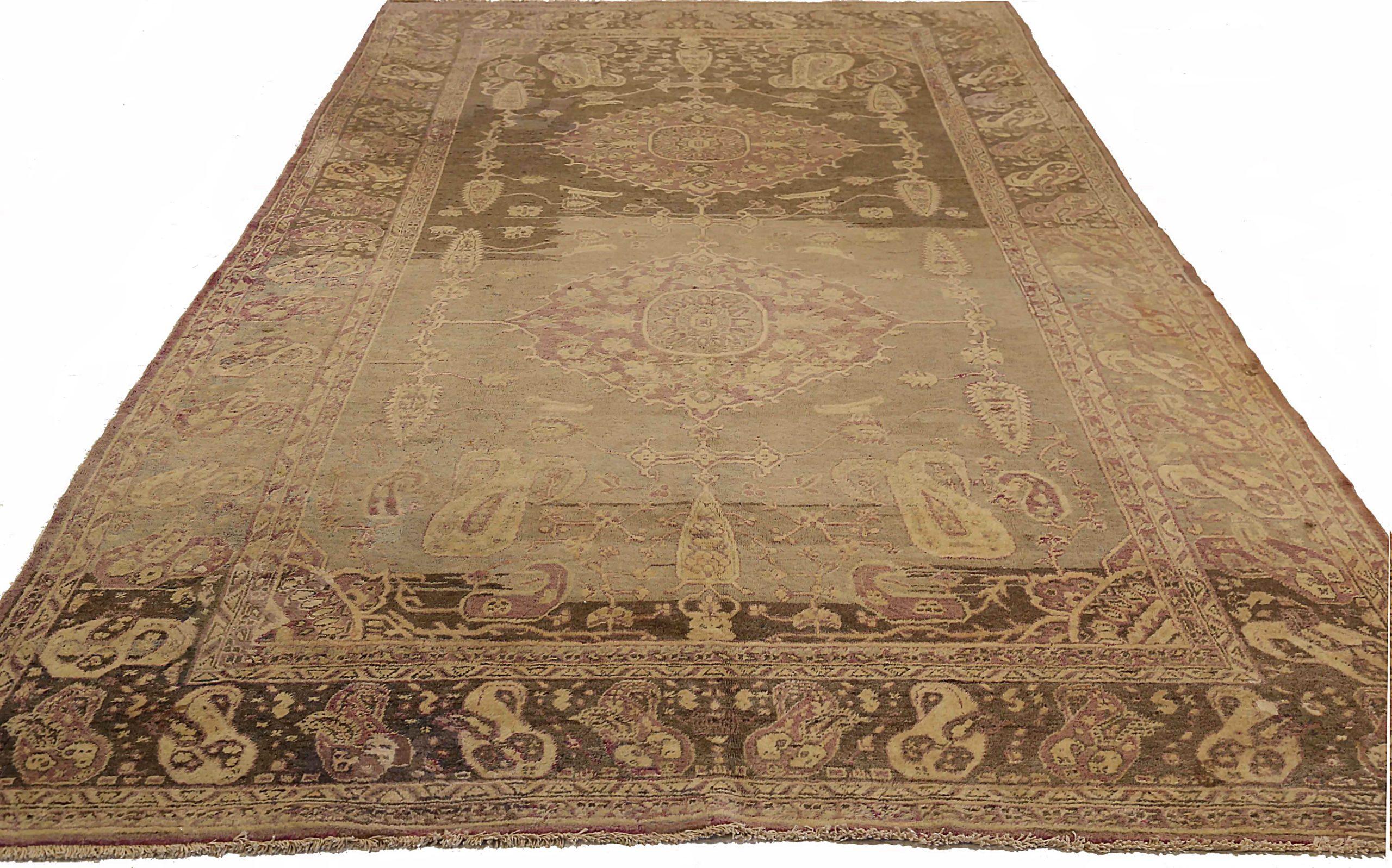 Découvrez l'élégance du Khotan russe présentant des tapis de zone datant de 1880 environ. Conçu avec de la laine et du BrownIvoryRedTaupe, ce design exclusif est parfait pour mettre en valeur votre espace.
