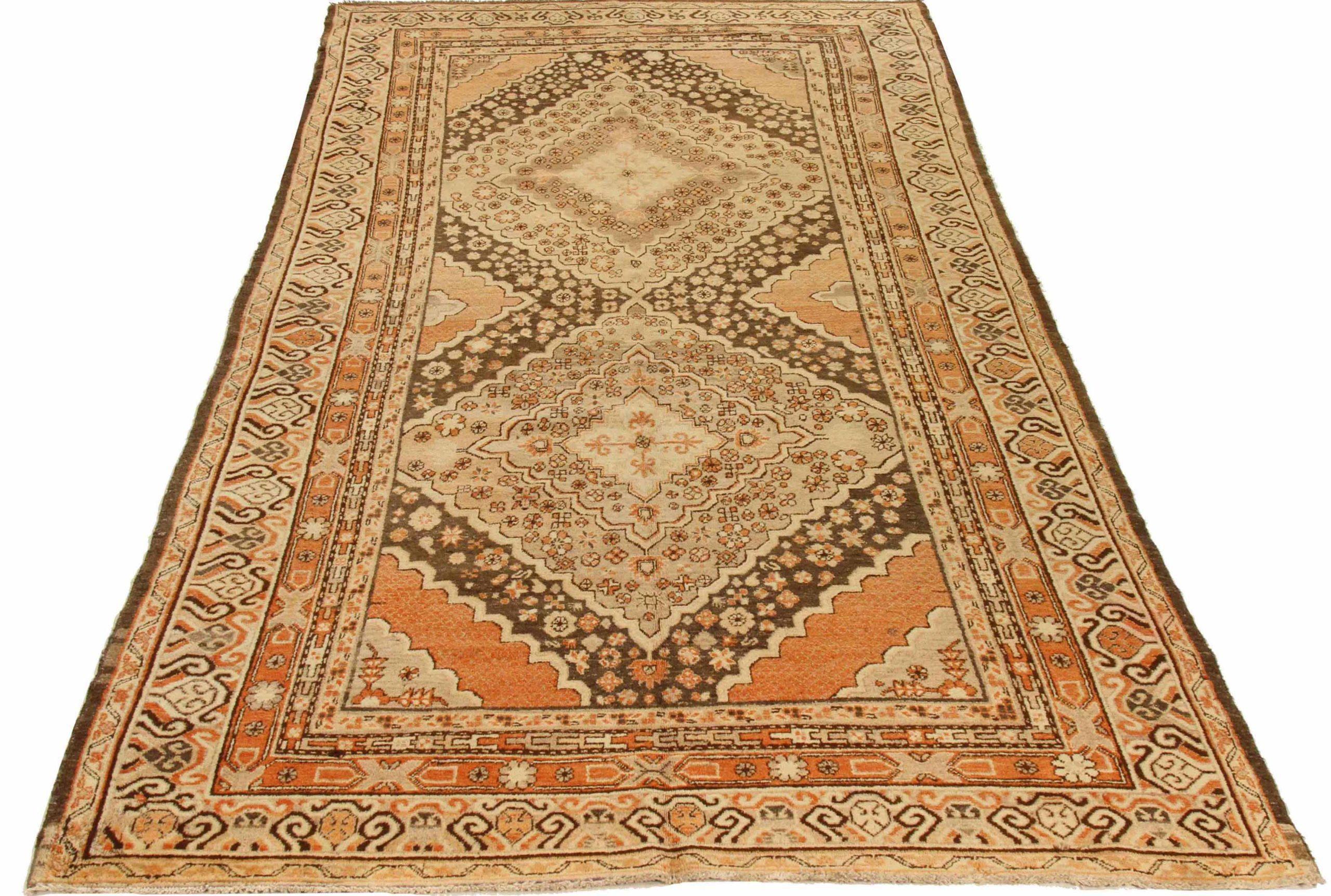 Scopri l'eleganza dei tappeti russi di Khotan con caratteristiche di CIRCA 1910. Progettato con lana e marrone-avorio-arancio, questo design esclusivo è perfetto per valorizzare il tuo spazio.