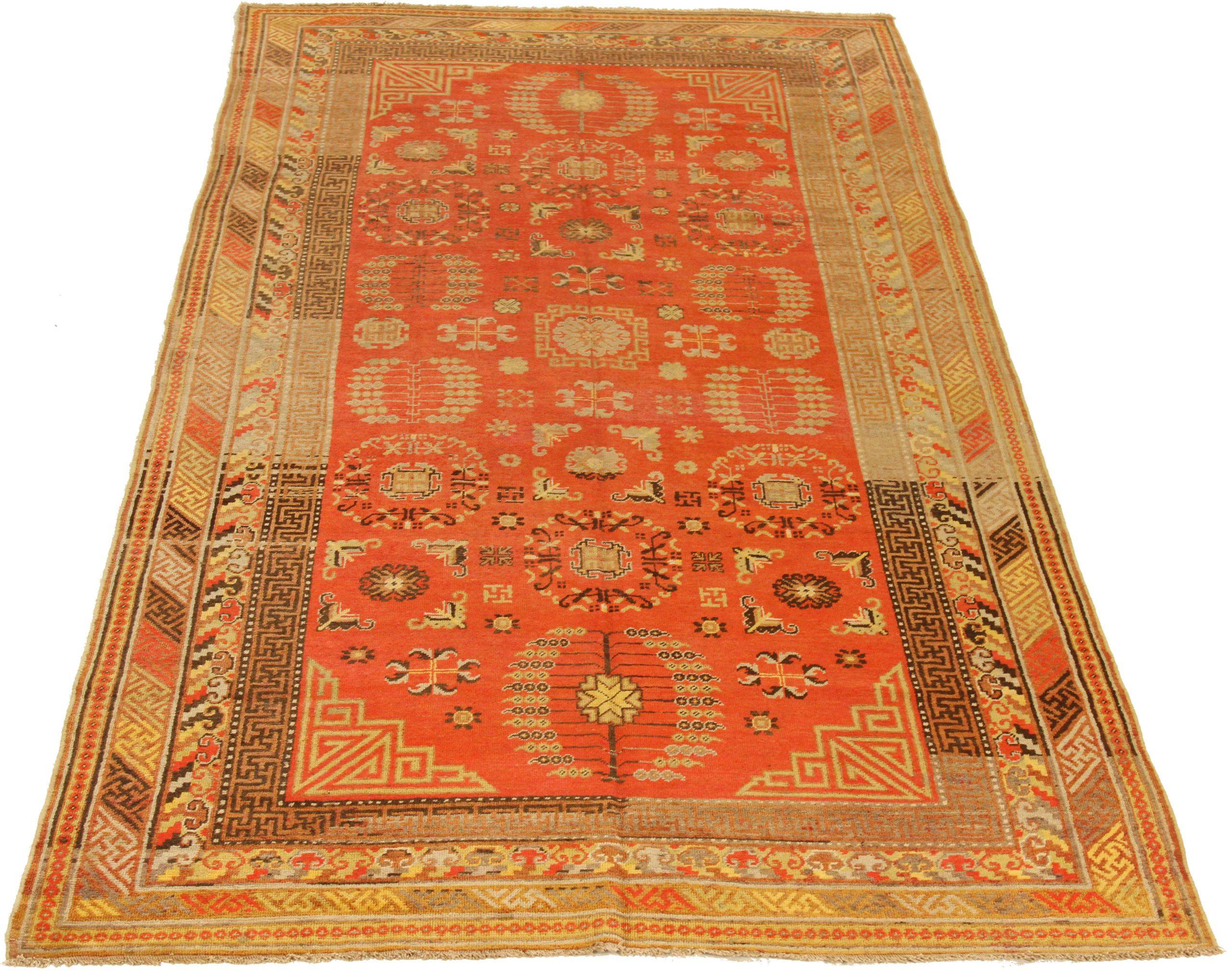 Découvrez l'élégance du Khotan russe présentant des tapis de zone datant de 1910 environ. Conçu avec de la laine et du BrownIvoryRed, ce design exclusif est parfait pour mettre en valeur votre espace.