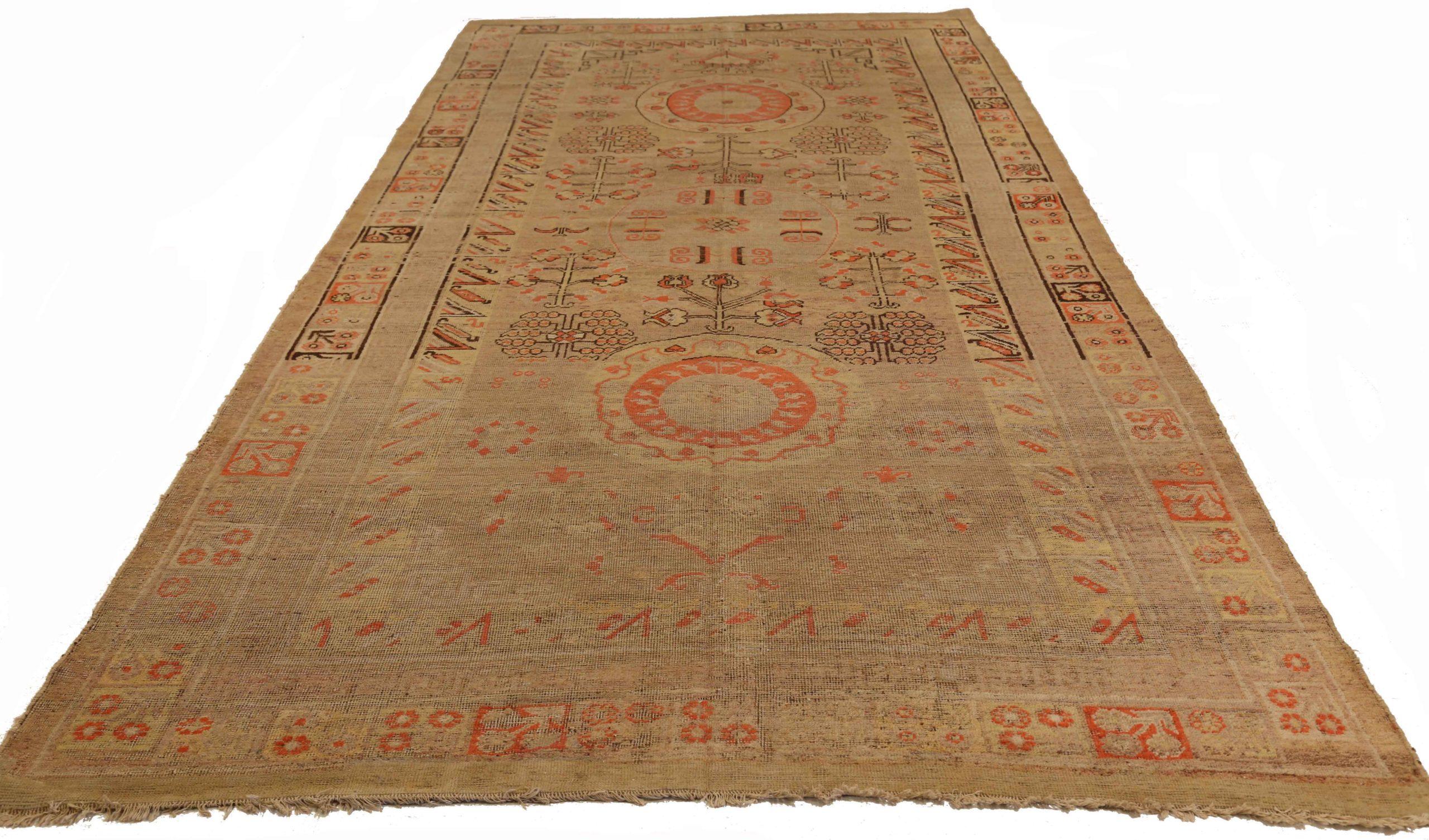 Entdecken Sie die Eleganz des russischen Khotan mit Teppichen um 1910. Dieses exklusive Design aus Wolle und Braun-Elfenbein-Rot ist perfekt, um Ihren Raum zu verschönern.
