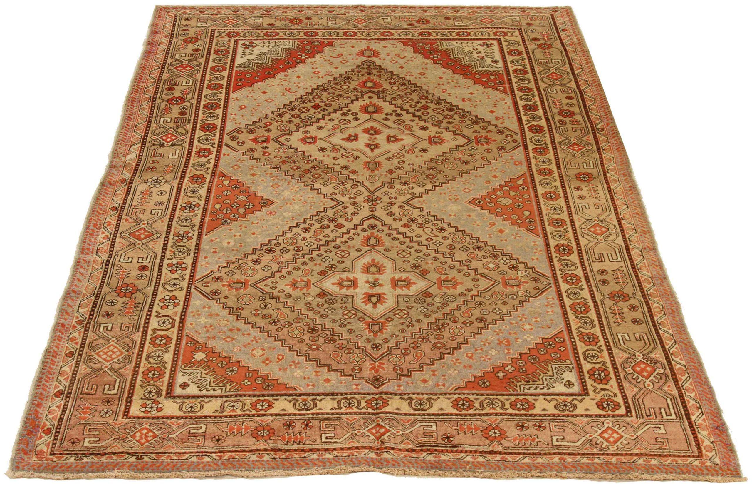 Découvrez l'élégance du Khotan russe présentant des tapis de zone datant de 1910 environ. Conçu avec de la laine et du BrownIvoryRed, ce design exclusif est parfait pour mettre en valeur votre espace.