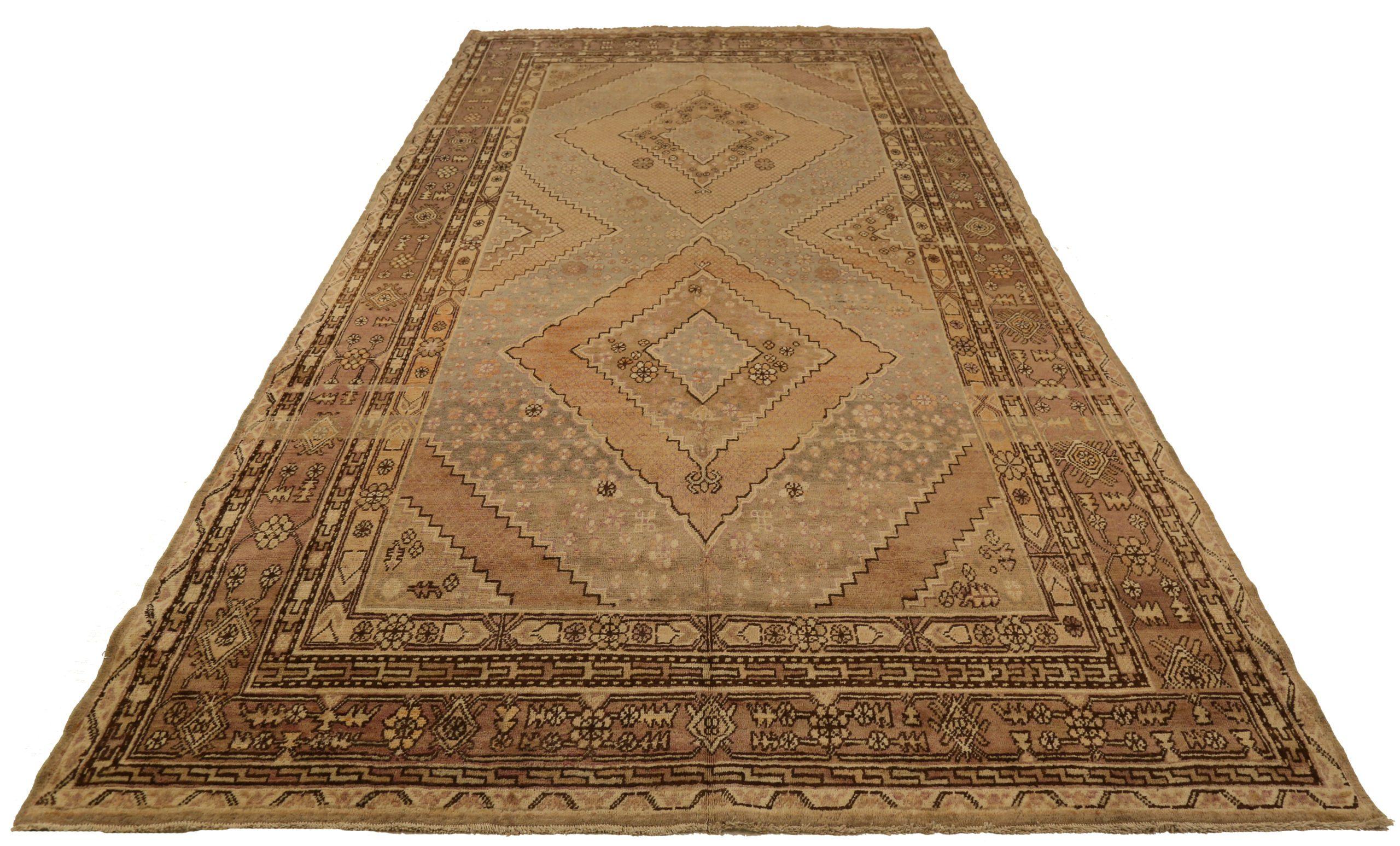 Entdecken Sie die Eleganz des russischen Khotan mit Teppichen um 1910. Dieses exklusive Design aus Wolle und Elfenbeinrosa ist perfekt, um Ihren Raum zu verschönern.