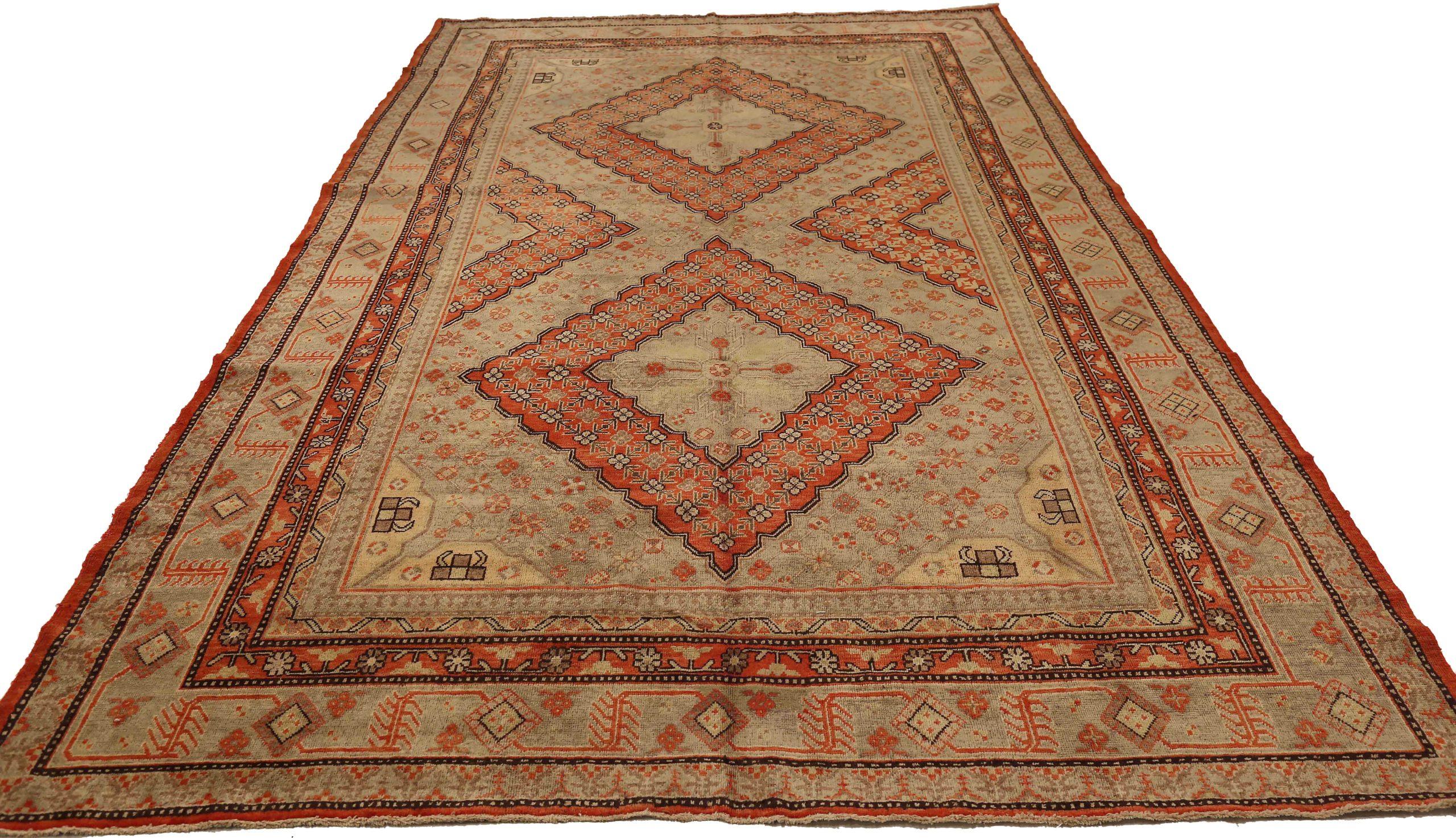 Découvrez l'élégance du Khotan russe présentant des tapis de zone datant de 1910 environ. Conçu avec de la laine et du jaune IvoryRedYellow, ce design exclusif est parfait pour mettre en valeur votre espace.