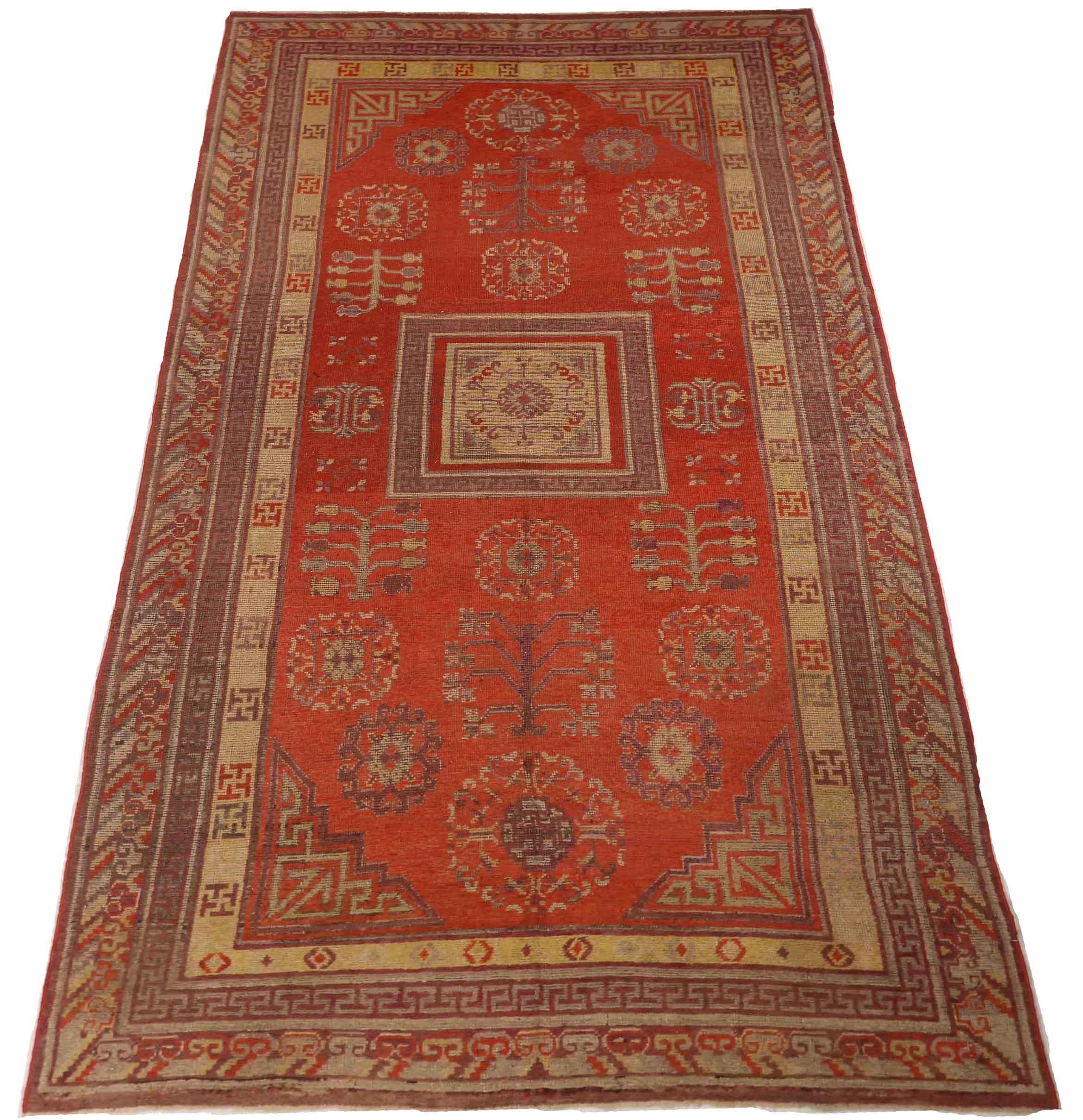 Découvrez l'élégance du Khotan russe présentant des tapis de zone datant de 1910 environ. Conçu avec de la laine et du Design/One, ce design exclusif est parfait pour mettre en valeur votre espace.