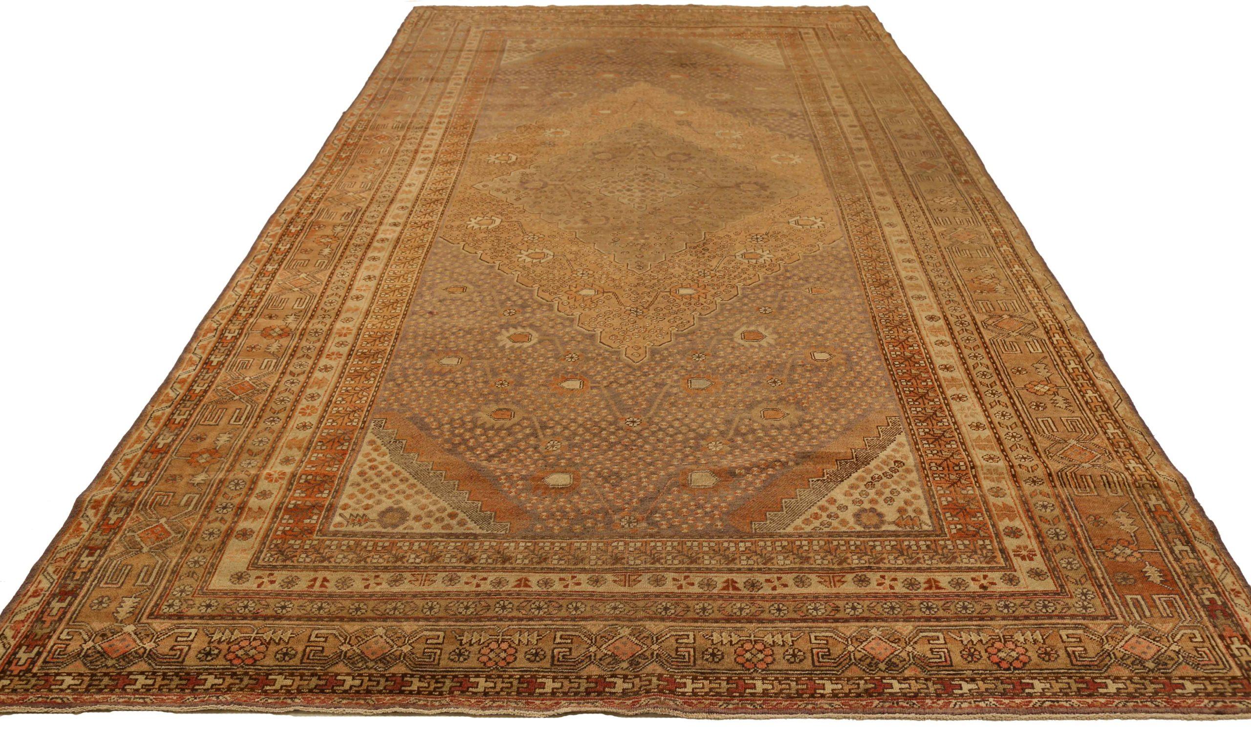 Entdecken Sie die Eleganz des russischen Khotan mit seinen Teppichen. Dieses exklusive Design, das mit viel Liebe zum Detail entworfen wurde, ist perfekt, um Ihren Raum zu verschönern.