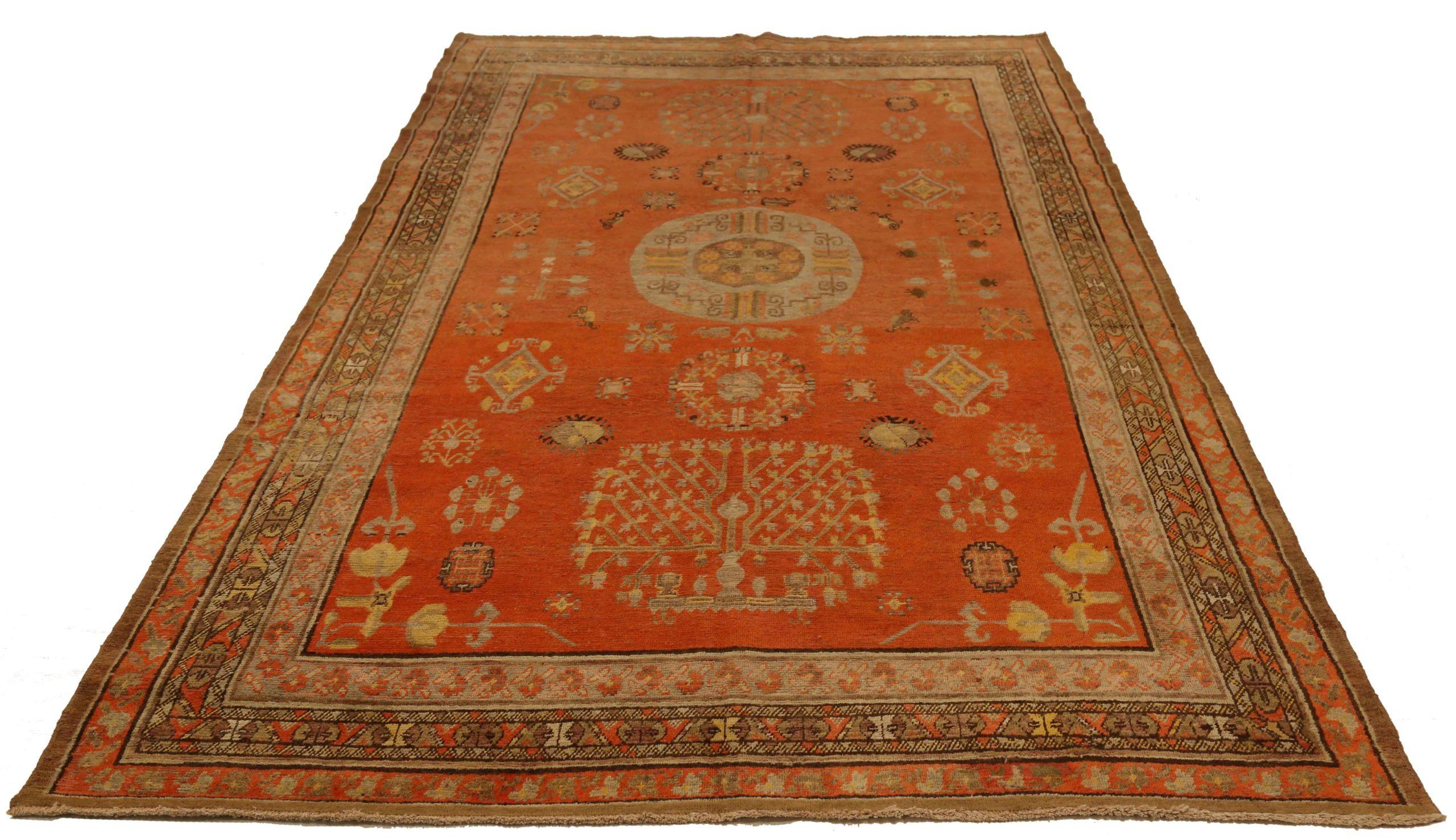 Entdecken Sie die Eleganz des russischen Khotan mit seinen Teppichen. Dieses exklusive Design, das mit viel Liebe zum Detail entworfen wurde, ist perfekt, um Ihren Raum zu verschönern.