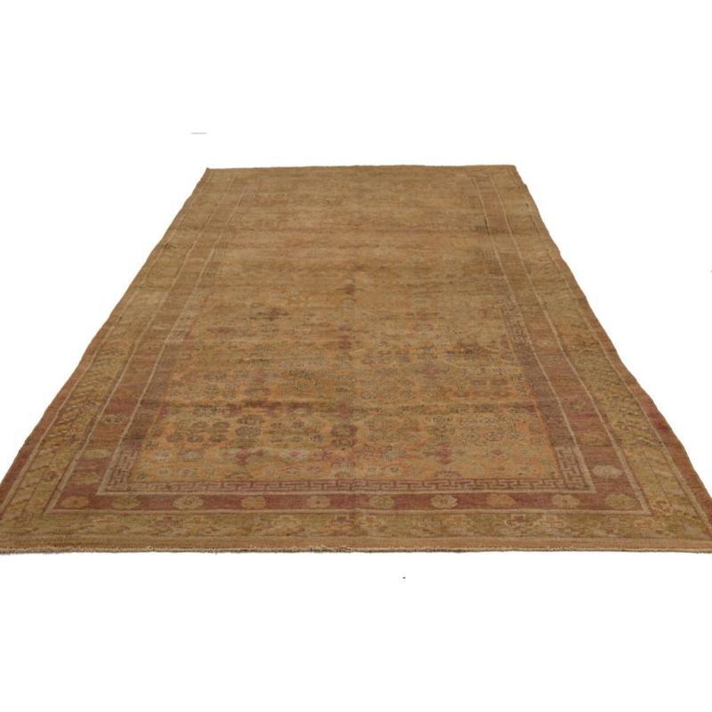 Entdecken Sie die Eleganz des russischen Khotan mit seinen Teppichen. Dieses exklusive Design, das mit viel Liebe zum Detail entworfen wurde, ist perfekt, um Ihren Raum zu verschönern.