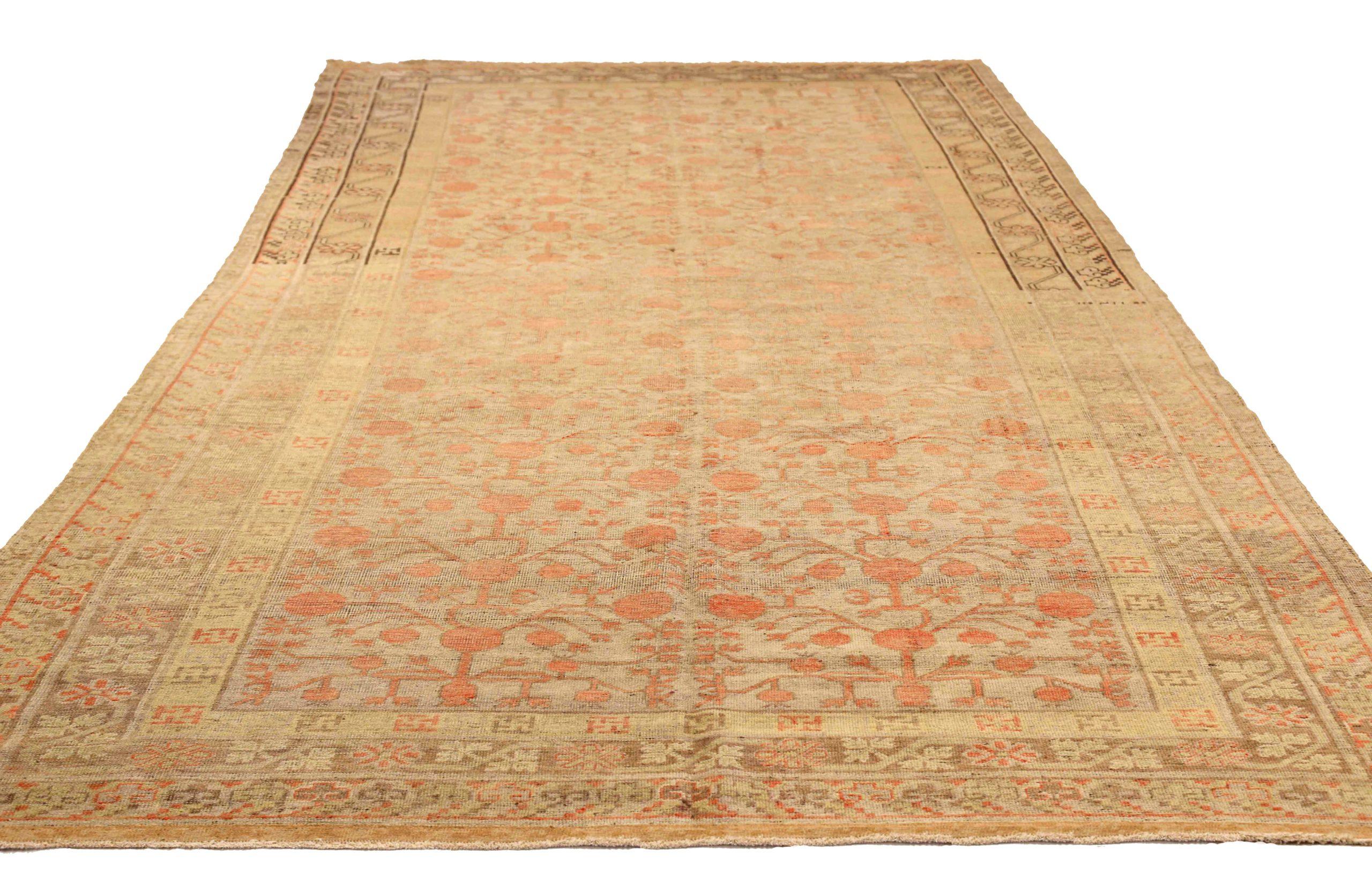 Découvrez l'élégance des tapis russes Khotan. Conçu avec une attention méticuleuse aux détails, ce design exclusif est parfait pour mettre en valeur votre espace.