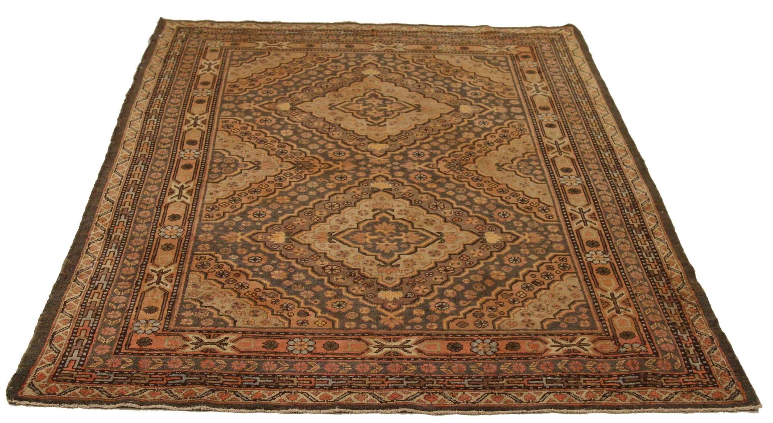 Entdecken Sie die Eleganz des russischen Khotan mit seinen Teppichen. Dieses exklusive Design, das mit viel Liebe zum Detail entworfen wurde, ist perfekt, um Ihren Raum zu verschönern.
