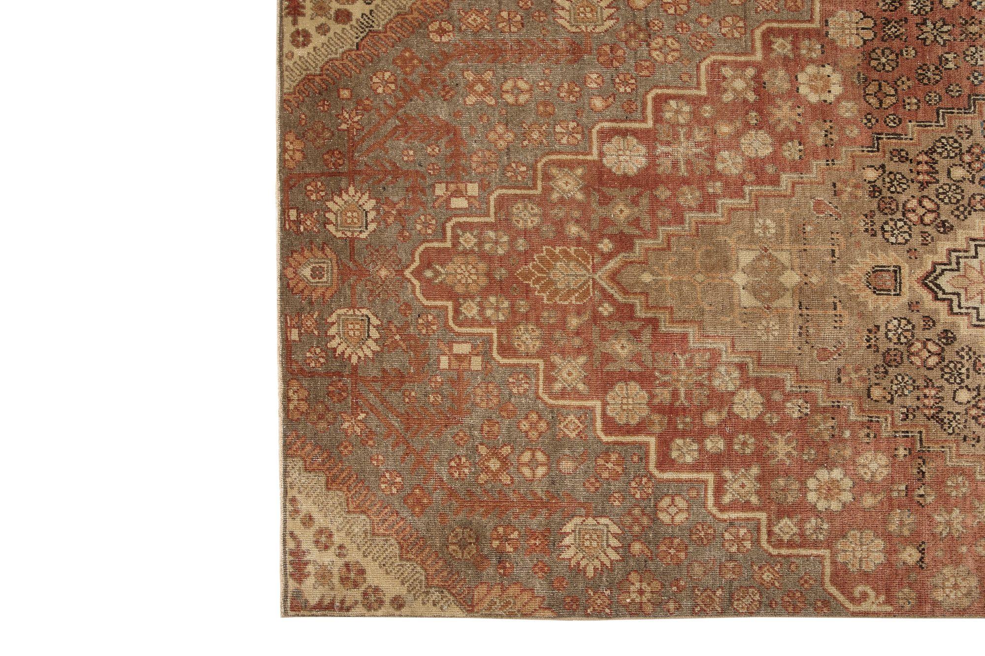 Entdecken Sie die Eleganz des russischen Khotan mit Teppichen um 1940. Dieses exklusive Design aus Wolle und BraunElfenbeinRotTaupe ist perfekt, um Ihren Raum zu verschönern.